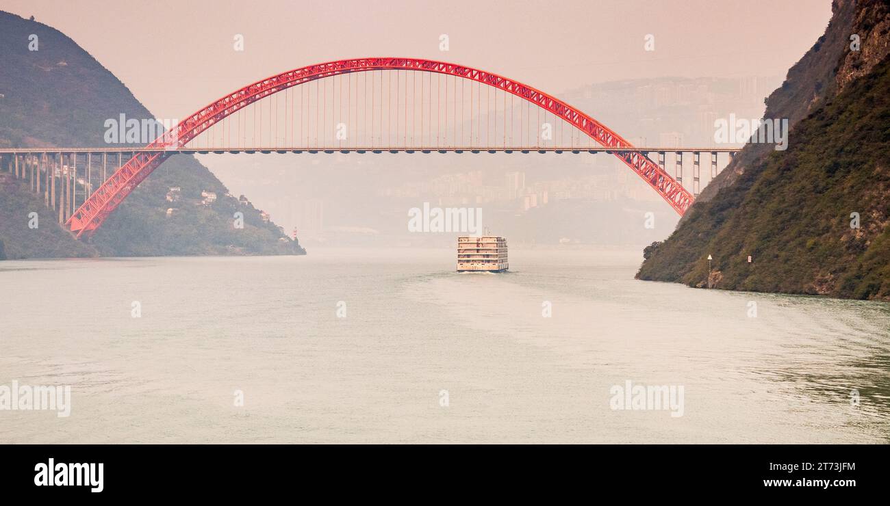 Das Boot unterquert eine Bogenbrücke auf dem Yangtse. China. Stockfoto