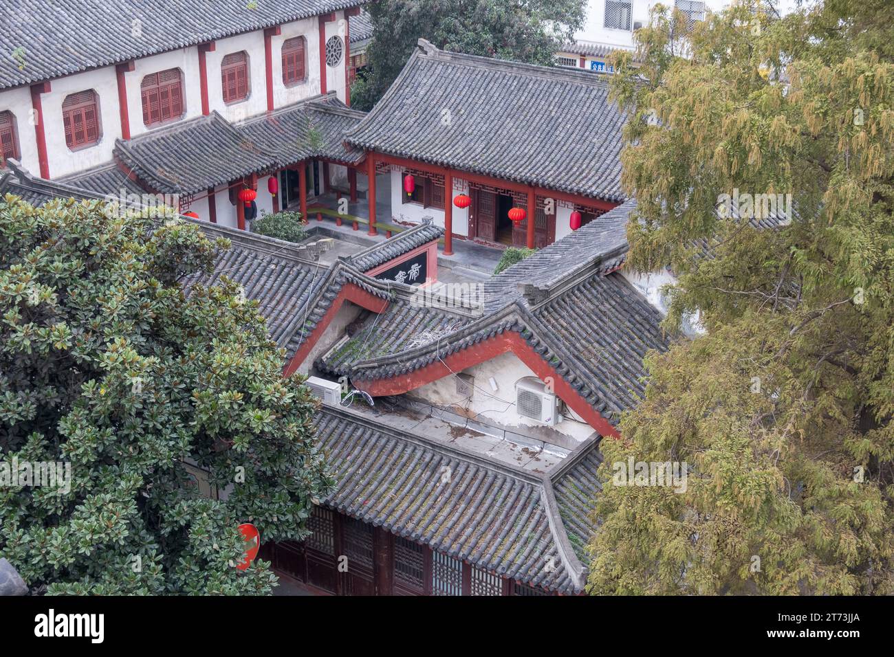 Traditionelles chinesisches Haus, das um einen Innenhof gebaut wurde. Stockfoto