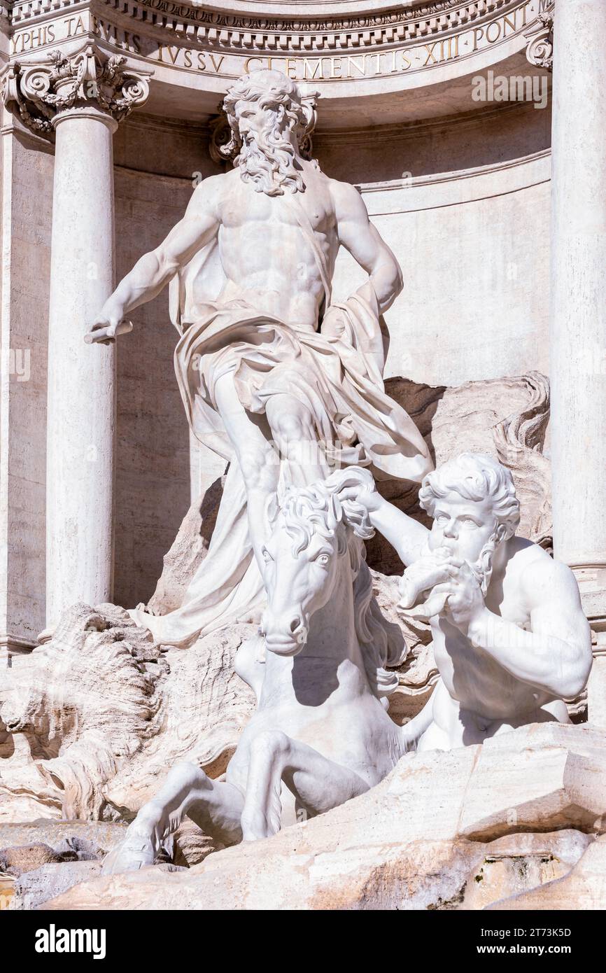 Trevi-Brunnen, Oceanus-Statue und Cherub- und Pegasus-Statuen, Rom, Latium, Italien Stockfoto