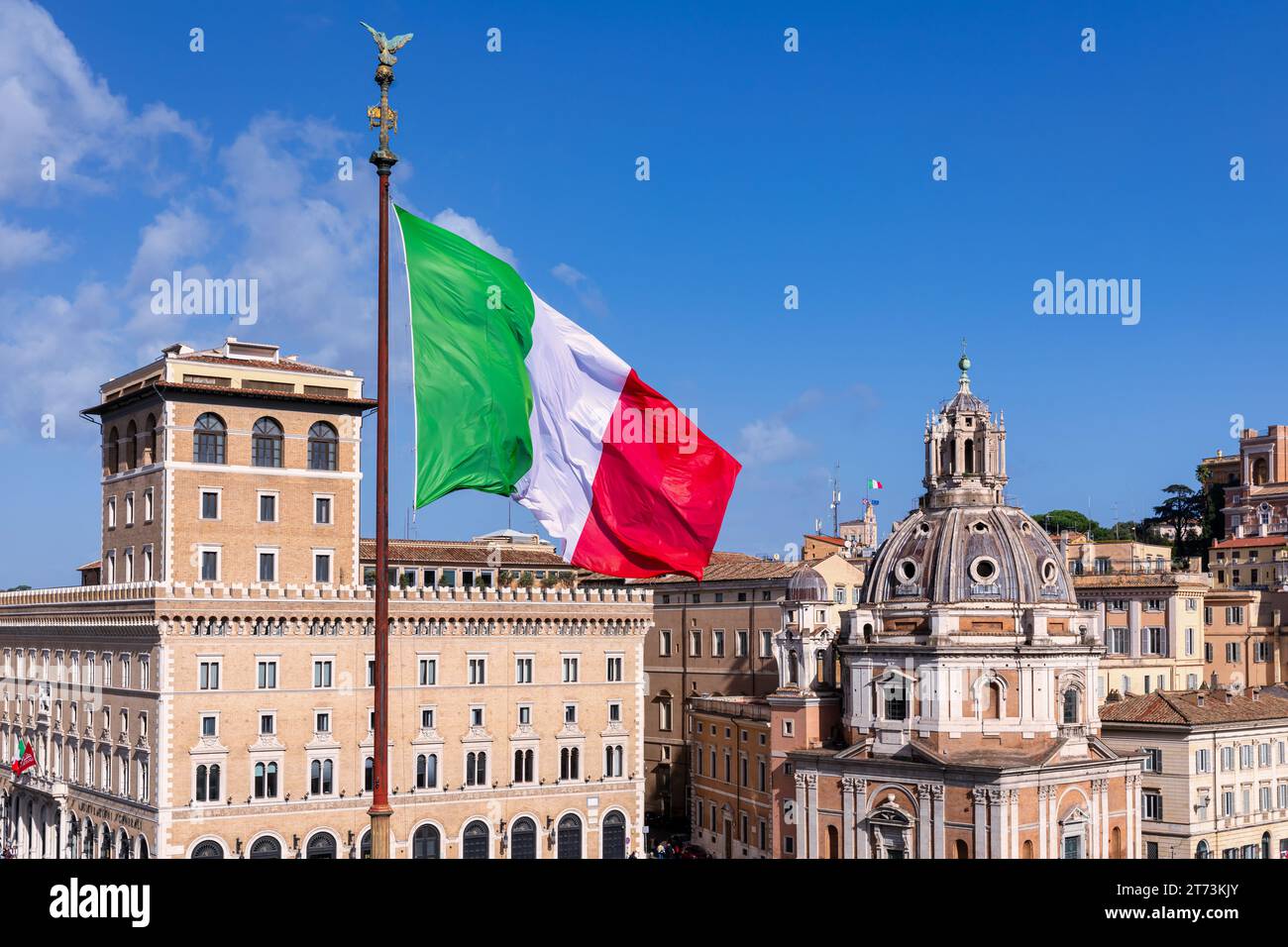 Die italienische Flagge vor der Kirche Santa Maria di Loreto al Foro Traiano auf der rechten Seite, Rom, Latium, Italien Stockfoto