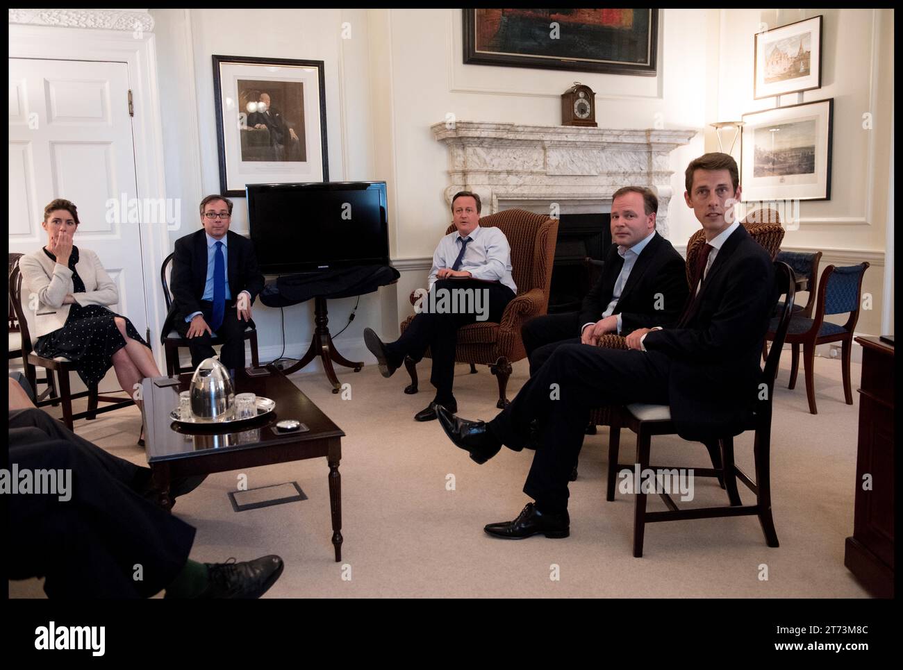 London, Großbritannien. Juli 2016. Image © lizenziert für Parsons Media. 13/11/2023. London, Vereinigtes Königreich. David Cameron wurde zum Außenminister ernannt. 13/07/2016. London, Vereinigtes Königreich. David Cameron verlässt die Downing St mit seiner Familie. Rosie, Premierminister David Cameron, wartet in seinem Büro, bevor er zum letzten Mal die 10. Notennummer verlässt. Foto: andrew parsons/Alamy Live News Stockfoto