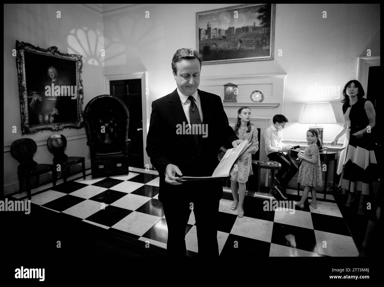 London, Großbritannien. Juli 2016. Image © lizenziert für Parsons Media. 13/11/2023. London, Vereinigtes Königreich. David Cameron wurde zum Außenminister ernannt. 13/07/2016. London, Vereinigtes Königreich. David Cameron mit seiner Familie, die hinter der Tür der Downing Street 10 warten, bevor sie der Presse gegenüberstehen und das Haus zum letzten Mal verlassen. Foto Foto von Credit: andrew parsons/Alamy Live News Stockfoto