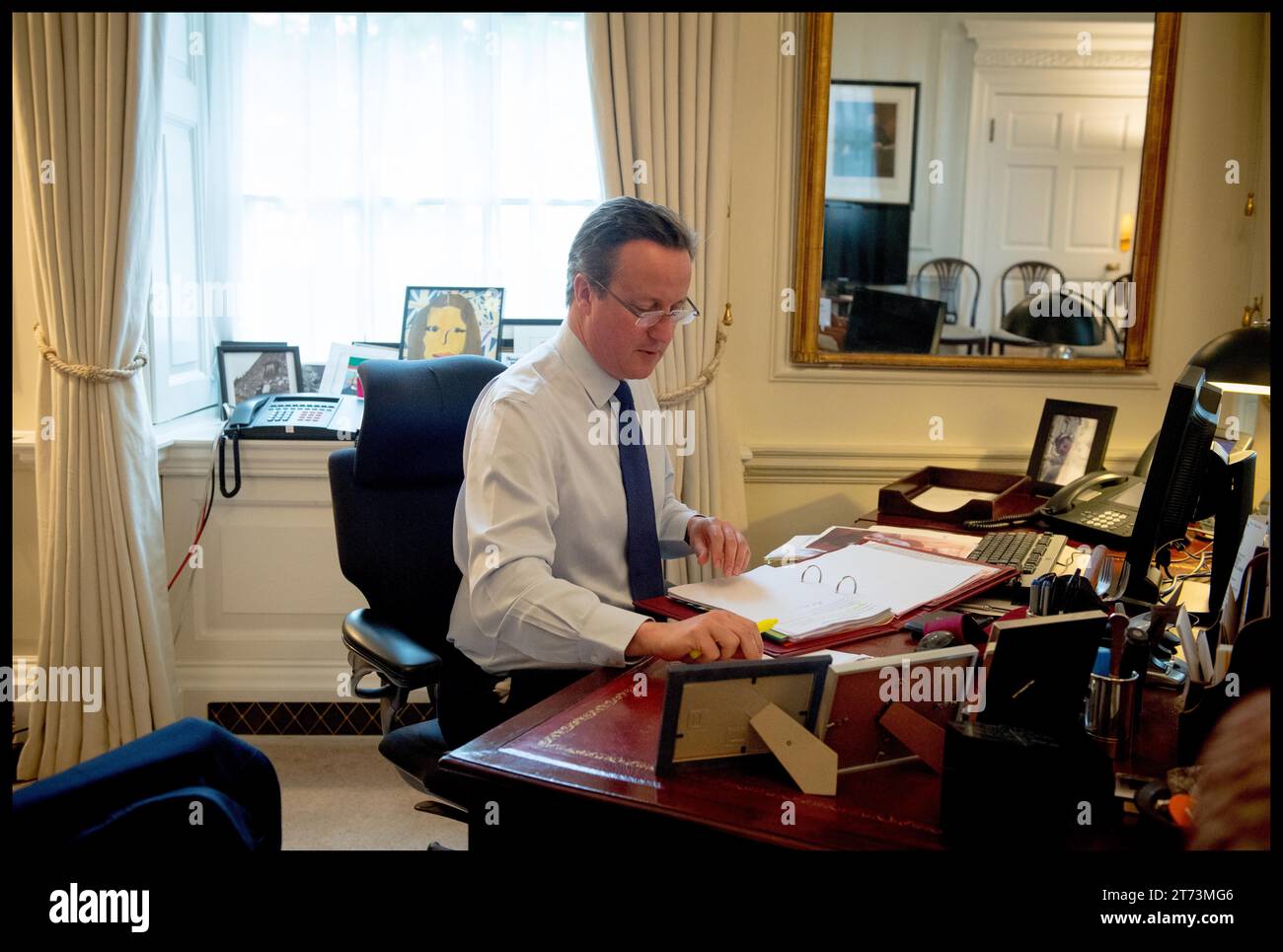 London, Großbritannien. Juli 2016. Image © lizenziert für Parsons Media. 13/11/2023. London, Vereinigtes Königreich. David Cameron wurde zum Außenminister ernannt. 13/07/2016. London, Vereinigtes Königreich. David Cameron verlässt die Downing St mit seiner Familie. Premierminister David Cameron bereitet sich auf seine letzten PMQs in seinem Büro in No10 vor, als Premierminister David Cameron No10 Downing Street zum letzten Mal als Premierminister mit seiner Frau Samantha und seinen Kindern verlässt. Foto Foto von Credit: andrew parsons/Alamy Live News Stockfoto