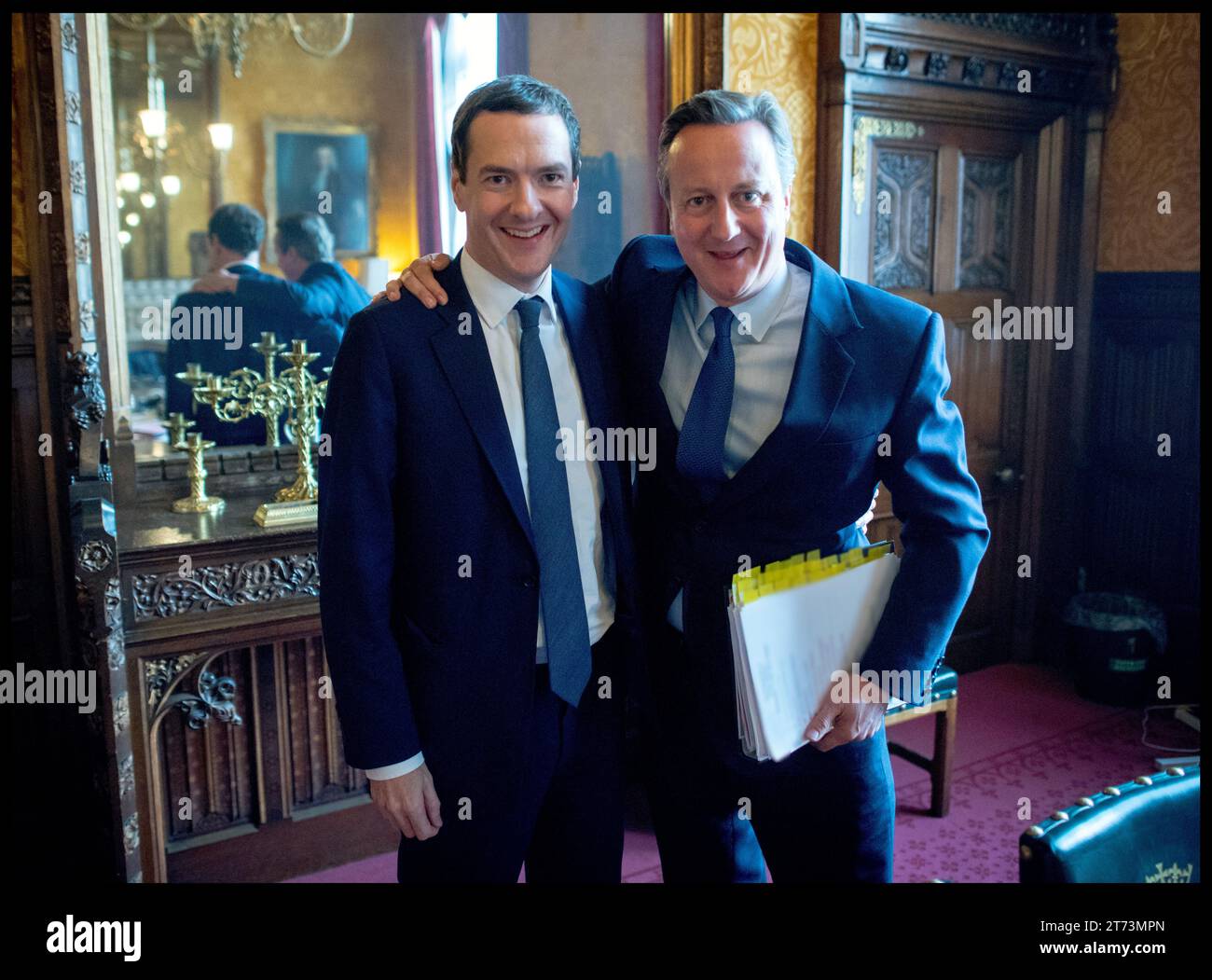 London, Großbritannien. Juli 2016. Image © lizenziert für Parsons Media. 13/11/2023. London, Vereinigtes Königreich. David Cameron wurde zum Außenminister ernannt. 13/07/2016. London, Vereinigtes Königreich. David Cameron bereitet sich auf PMQS in seinem Büro im House of Commons mit George Osborne vor, an seinem letzten Tag in Downing St Photo Picture by Credit: andrew parsons/Alamy Live News Stockfoto