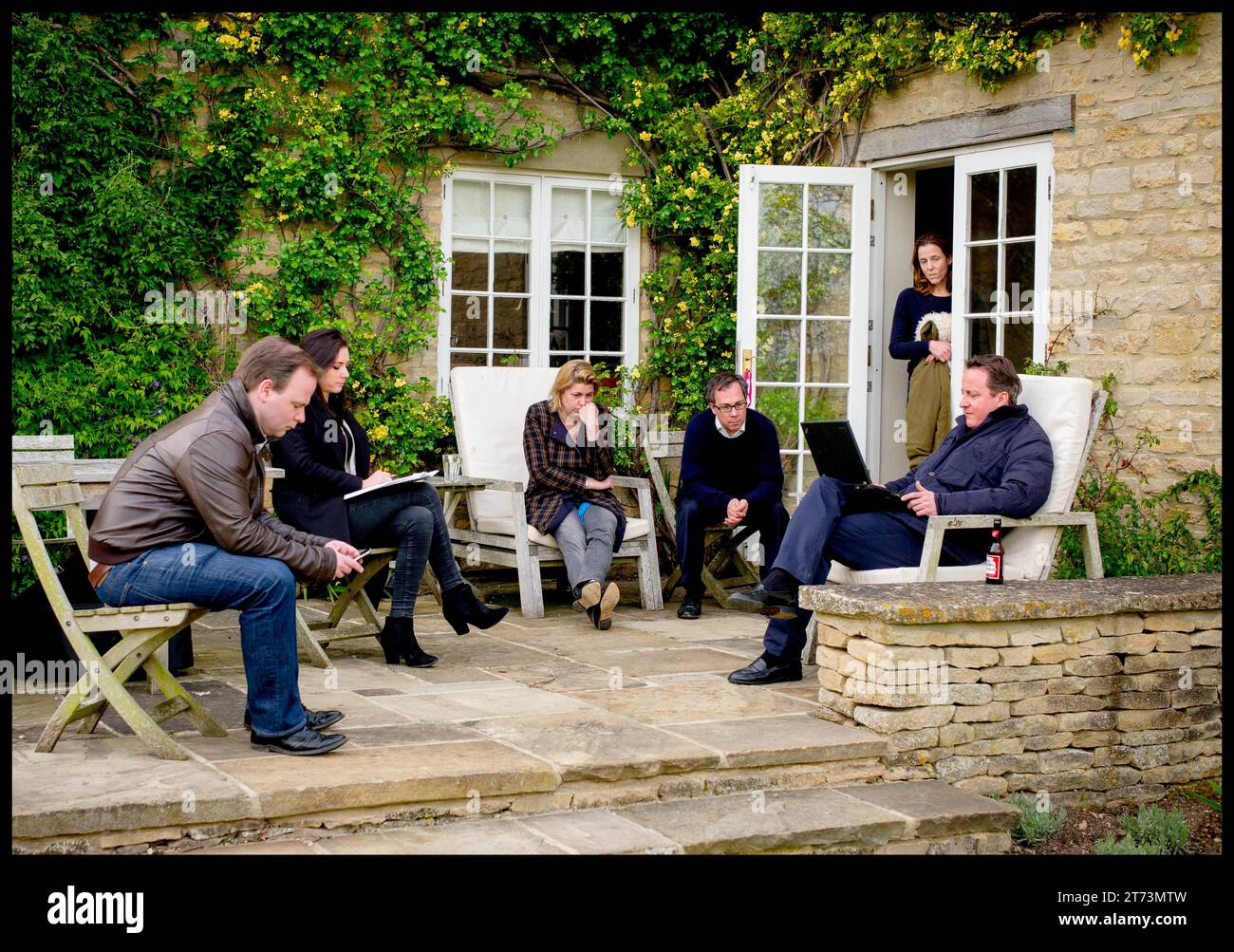 London, Großbritannien. Mai 2015. Image © lizenziert für Parsons Media. 13/11/2023. London, Vereinigtes Königreich. David Cameron wurde zum Außenminister ernannt. 07/05/2015. Spelsbury, Großbritannien. Der Premierminister David Cameron mit seiner Frau Samantha in der Wahlnacht der Wahl 2015 in Dean. Foto Foto von Credit: andrew parsons/Alamy Live News Stockfoto