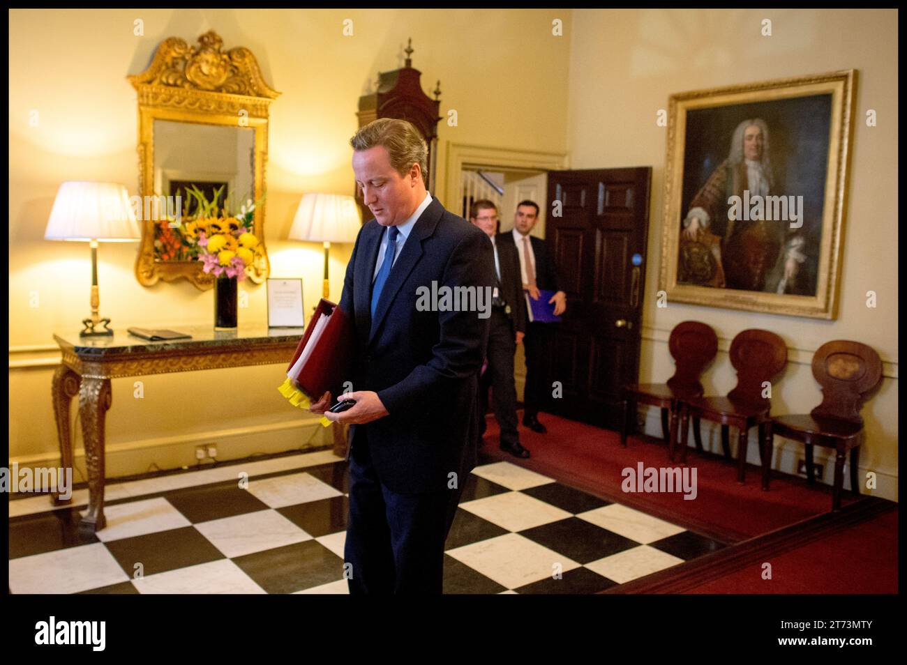 London, Großbritannien. Juli 2016. Image © lizenziert für Parsons Media. 13/11/2023. London, Vereinigtes Königreich. David Cameron wurde zum Außenminister ernannt. 13/07/2016. London, Vereinigtes Königreich. David Cameron verlässt die Downing St mit seiner Familie. Foto Foto von Credit: andrew parsons/Alamy Live News Stockfoto