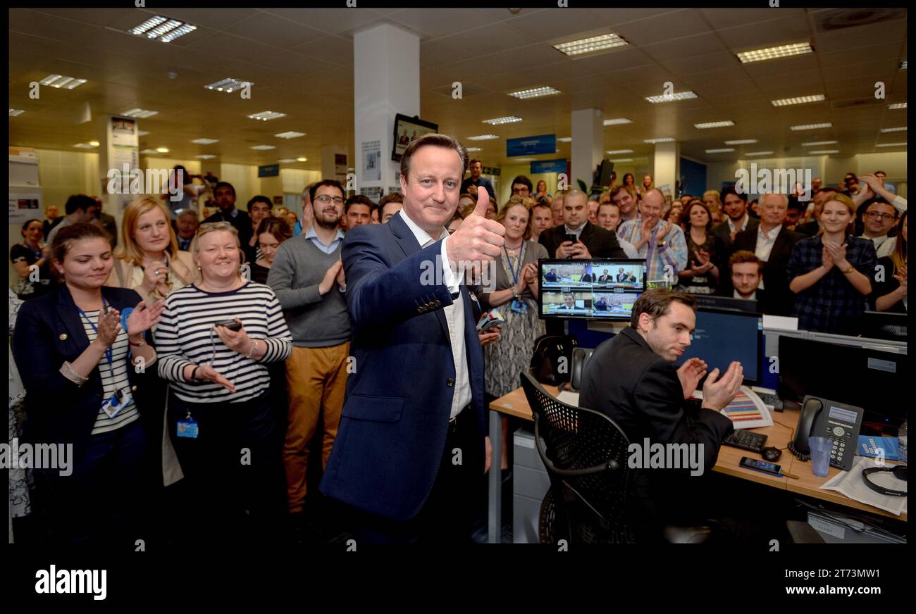 London, Großbritannien. Mai 2015. Image © lizenziert für Parsons Media. 13/11/2023. London, Vereinigtes Königreich. David Cameron wurde zum Außenminister ernannt. 08/05/2015. London, Vereinigtes Königreich. Premierminister David Cameron am Wahlabend und am folgenden Morgen nach dem Sieg der Parlamentswahlen 2015. Foto Foto von Credit: andrew parsons/Alamy Live News Stockfoto