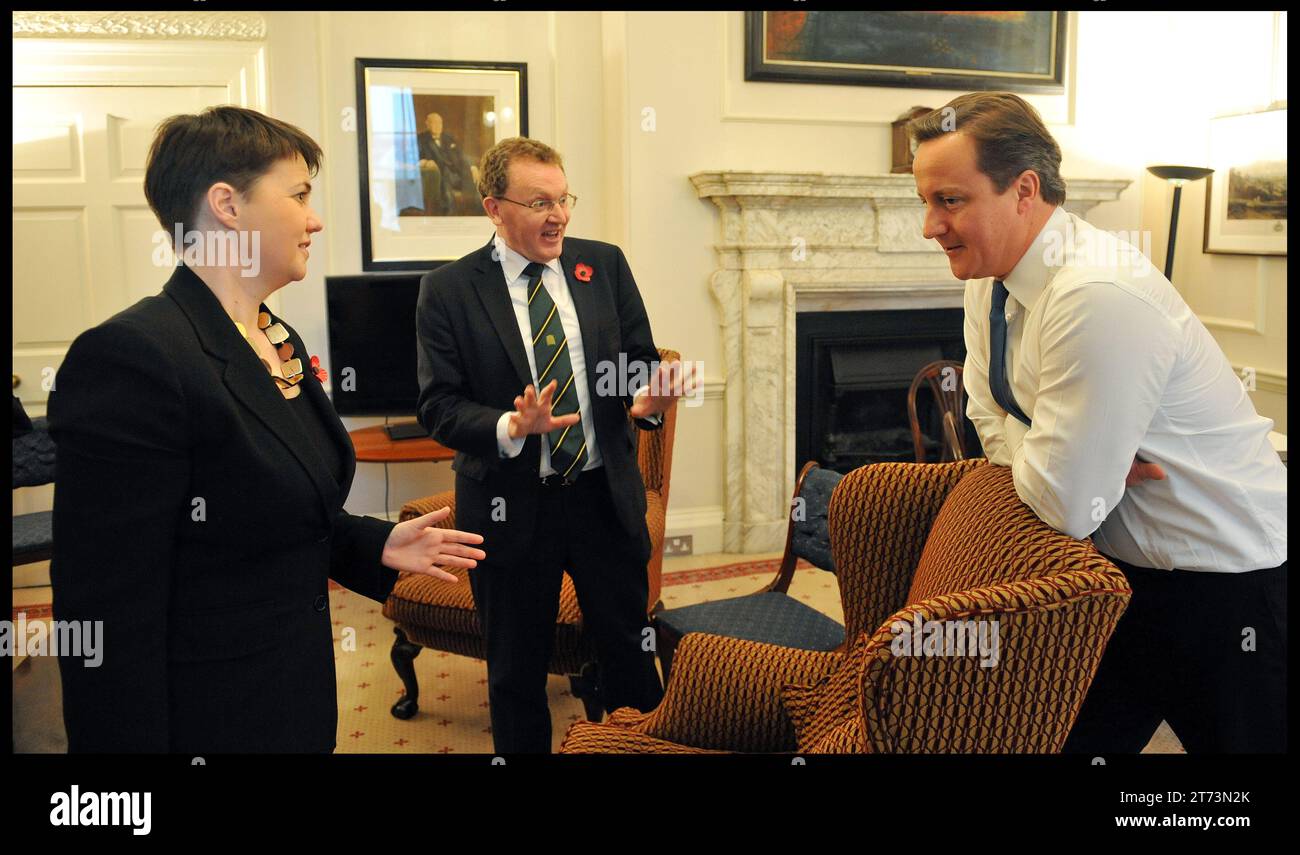 London, Großbritannien. November 2011. Image © lizenziert für Parsons Media. 13/11/2023. London, Vereinigtes Königreich. David Cameron wurde zum Außenminister ernannt. Der Premierminister David Cameron trifft in seinem Büro am Montag, den 7. November 2011, den Vorsitzenden der Schottischen Konservativen Partei Ruth (links) Davidson. Foto: andrew parsons/Alamy Live News Stockfoto