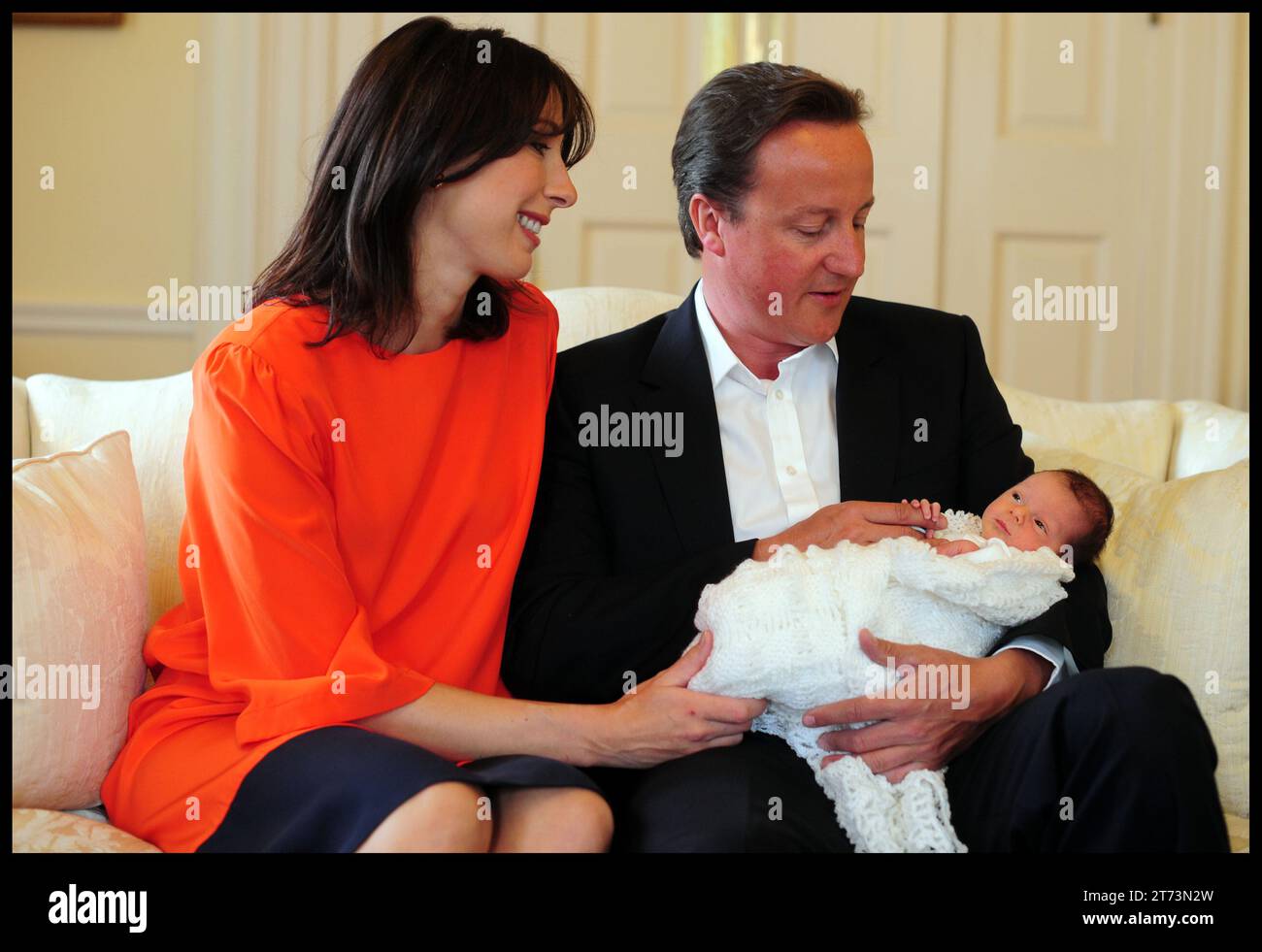 London, Großbritannien. September 2010. Image © lizenziert für Parsons Media. 13/11/2023. London, Vereinigtes Königreich. David Cameron wurde zum Außenminister ernannt. Der britische Premierminister David Cameron und seine Frau Samantha im Weißen Raum von Nr. 10 mit der Tochter Florence Rose Endellion 3. September 2010, Foto von Credit: andrew parsons/Alamy Live News Stockfoto