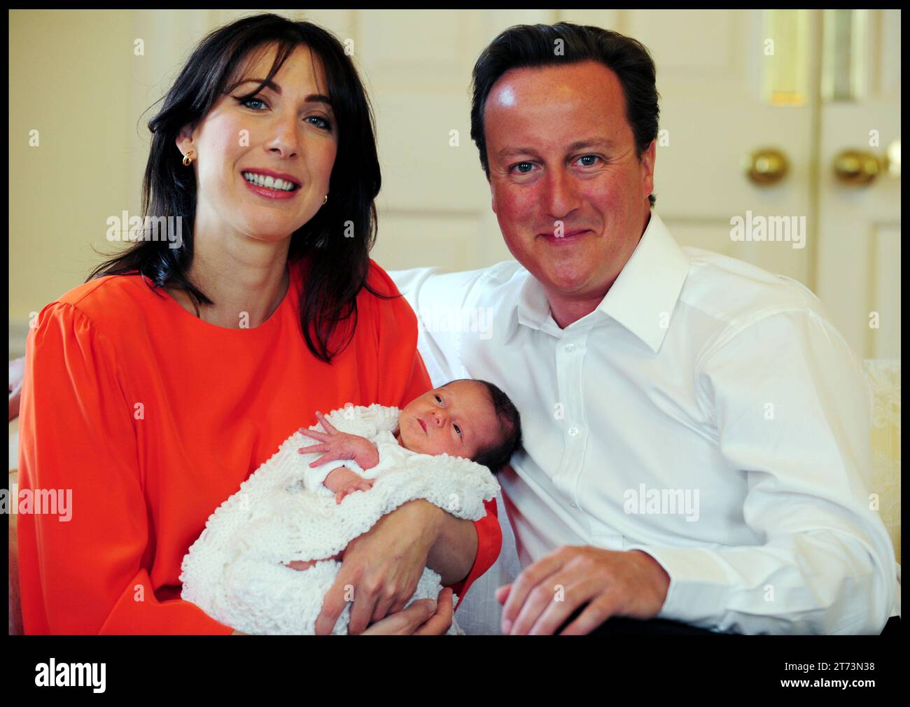 London, Großbritannien. September 2010. Image © lizenziert für Parsons Media. 13/11/2023. London, Vereinigtes Königreich. David Cameron wurde zum Außenminister ernannt. Der britische Premierminister David Cameron und seine Frau Samantha im Weißen Raum von Nr. 10 mit der Tochter Florence Rose Endellion 3. September 2010, Foto von Credit: andrew parsons/Alamy Live News Stockfoto