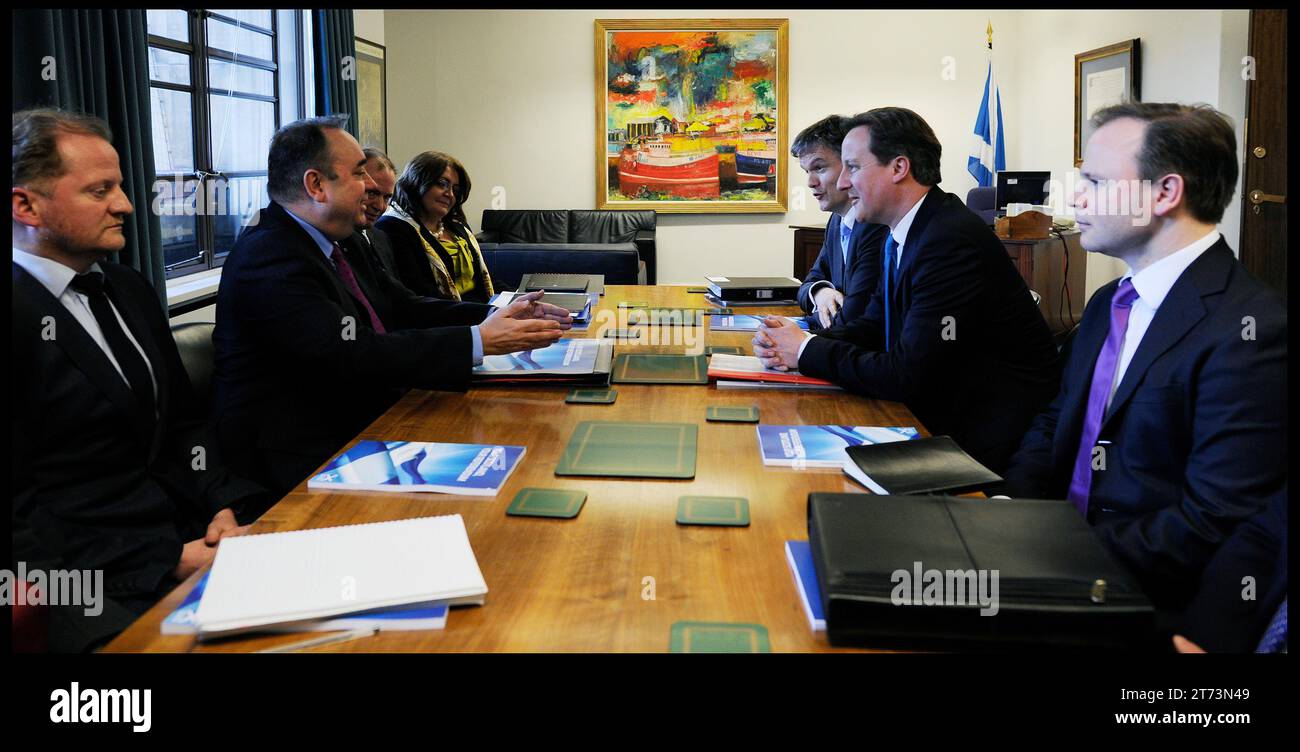 Image © lizenziert für Parsons Media. 13/11/2023. London, Vereinigtes Königreich. David Cameron wurde zum Außenminister ernannt. Der schottische erste Minister Alex Salmond trifft den britischen Premierminister David Cameron und Michael Moore auf den schottischen Staatssekretär Craig Oliver (RECHTS, VIOLETT) während der Gespräche über das schottische Unabhängigkeitsreferendum am 16. Februar 2012 in Edinburgh. David Cameron sagte, er würde in Erwägung ziehen, weitere Befugnisse für Schottland zu übertragen, wenn das schottische Volk in einem Referendum gegen die Unabhängigkeit stimmte. Foto Bild von Andr Stockfoto