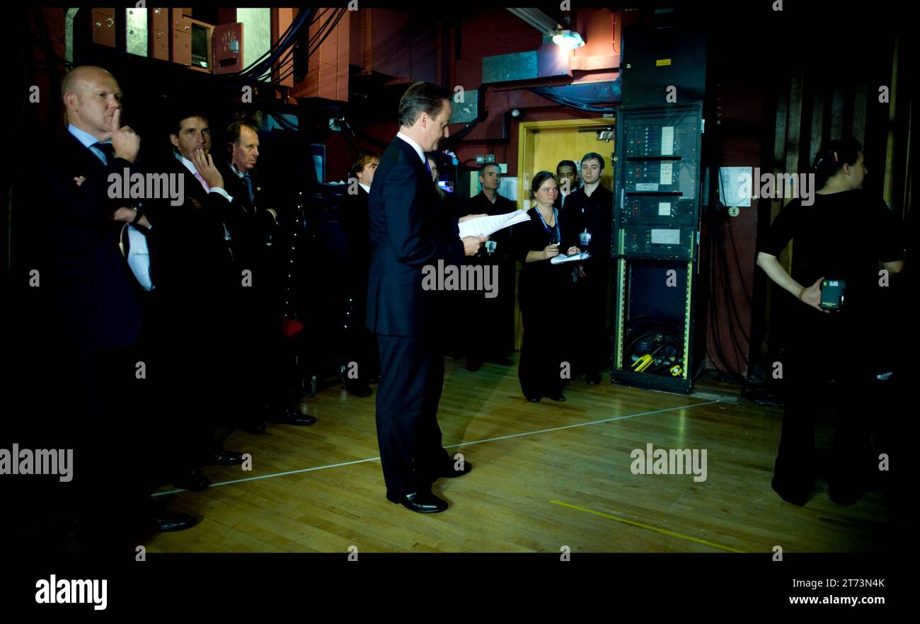 London, Großbritannien. Oktober 2010. Image © lizenziert für Parsons Media. 13/11/2023. London, Vereinigtes Königreich. David Cameron wurde zum Außenminister ernannt. Der Premierminister David Cameron wartet hinter der Bühne, bevor er seine Rede vor der Konservativen Partei-Konferenz in Birmingham am Mittwoch, den 6. Oktober 2010, hält. Foto Foto von Credit: andrew parsons/Alamy Live News Stockfoto