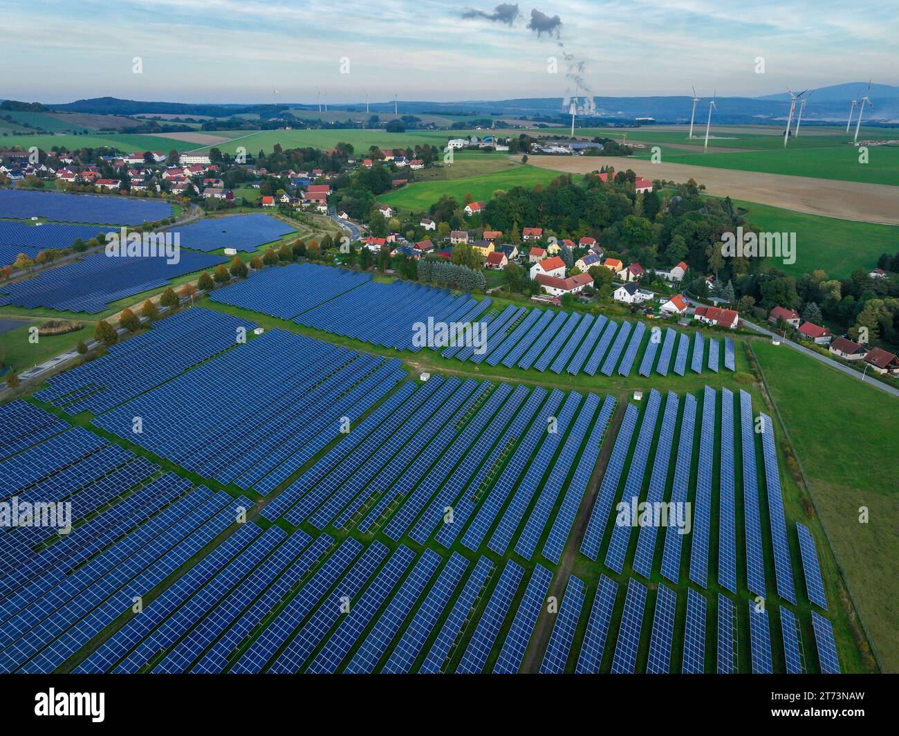 Zittau, Sachsen, Deutschland - Solarfeld Oberseifersdorf, Solarpark in Oberseifersdorf, Gemeinde Mittelherwigsdorf, hinter Windturbinen A Stockfoto