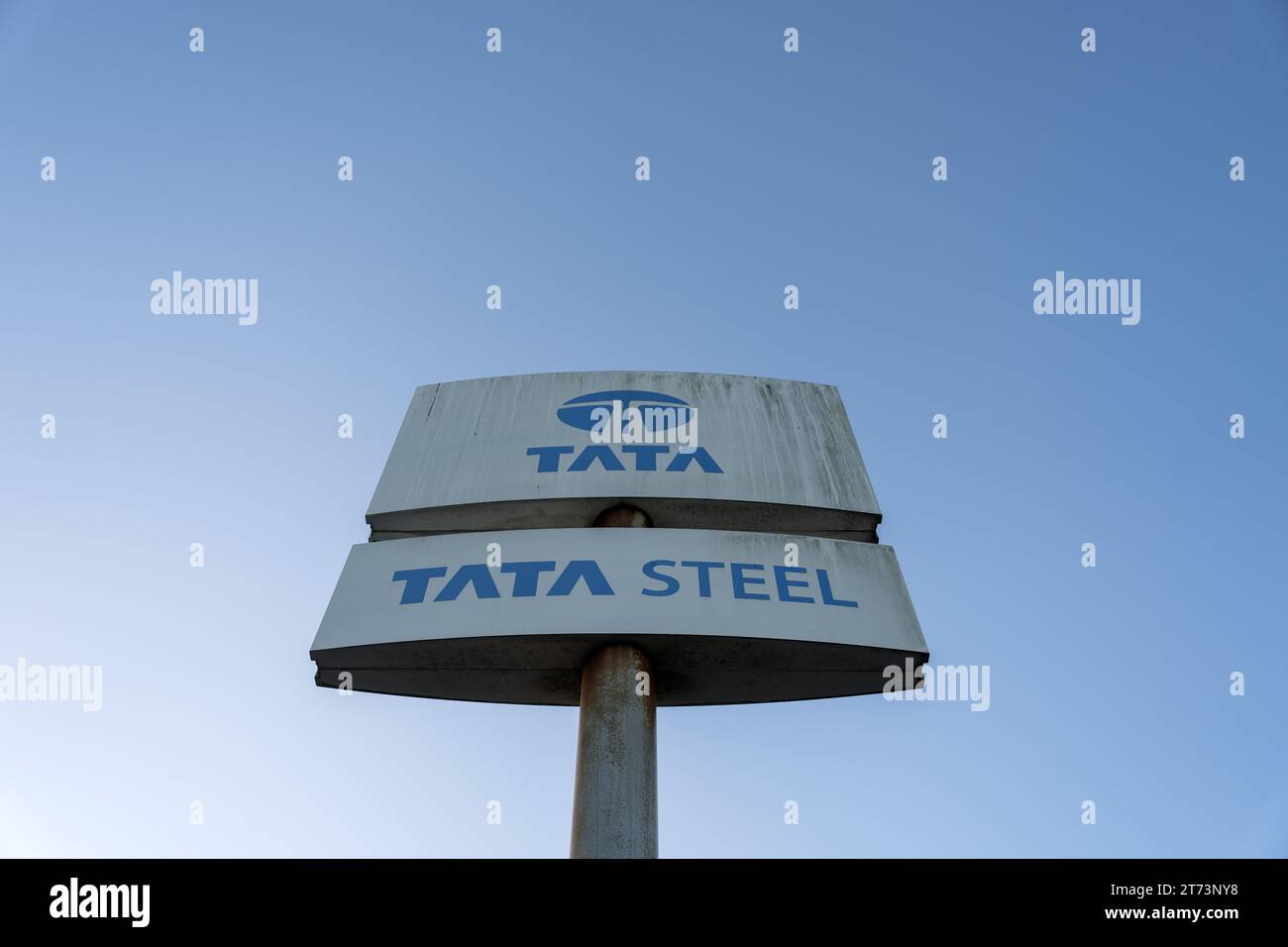 IJMUIDEN - Ein Tata-Logo. Die Stahlfabrik schneidet 800 Arbeitsplätze. Der Stahlmarkt hat schon seit einiger Zeit Schwierigkeiten, und um auch in Zukunft wettbewerbsfähig und profitabel zu bleiben, will der Stahlproduzent die Personalkosten weiter senken. ANP JEROEN JUMELET niederlande Out - belgien Out Stockfoto