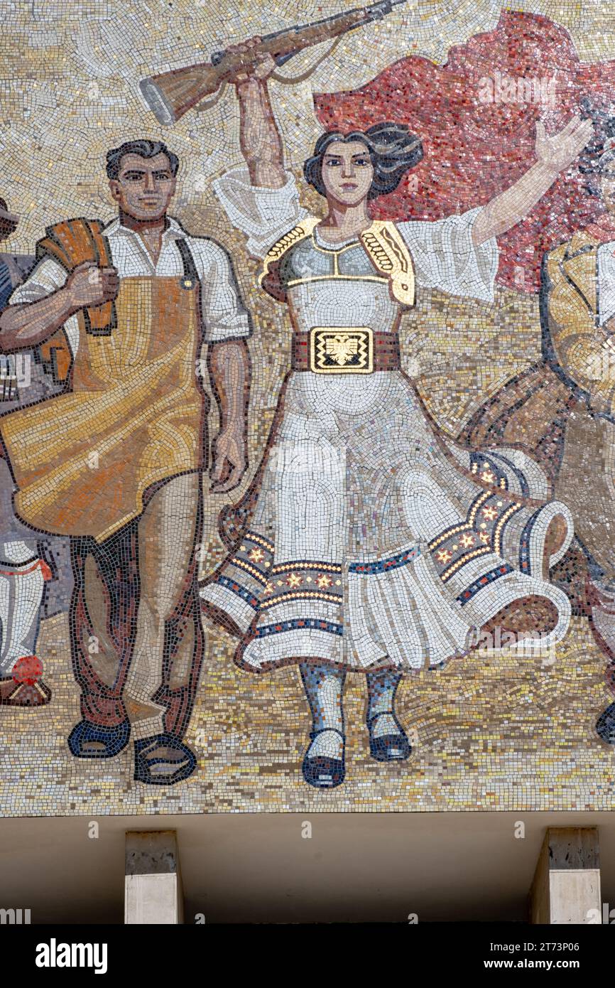 Eine Nahaufnahme des Mosaikgemäldes mit dem Titel „die Albaner“ an der Außenseite des Nationalen Historischen Museums auf dem Skanderbeg-Platz, Tirana, Albanien Stockfoto