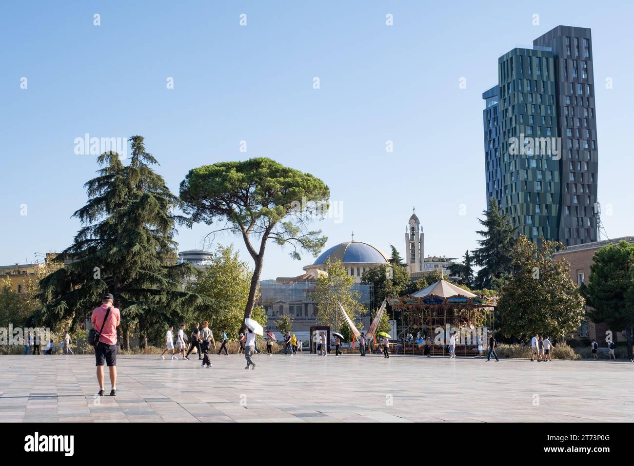 Die offene plaza des Skanderbeg-Platzes, Tirana, Albanien mit der Auferstehung Christi-orthodoxen Kathedrale, die dahinter sichtbar ist Stockfoto