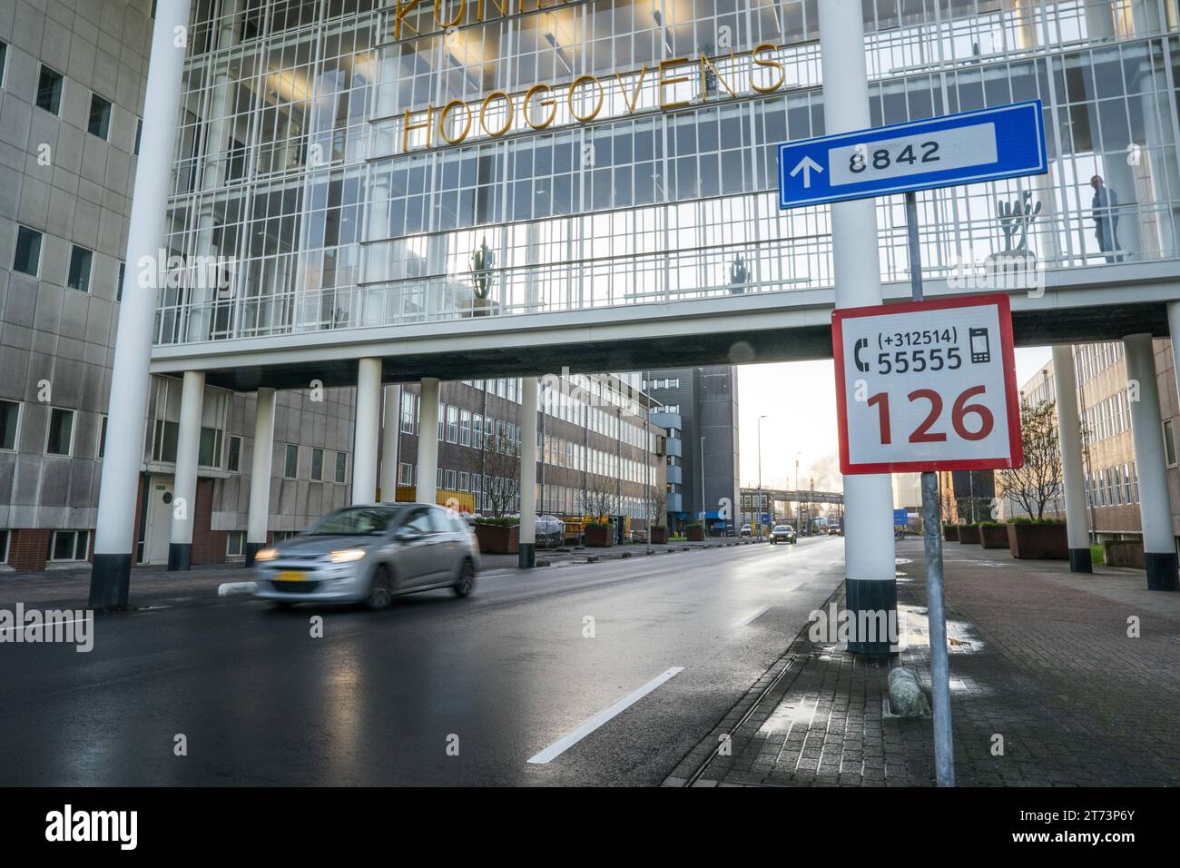 IJMUIDEN - der Haupteingang von Tata. Die Stahlfabrik schneidet 800 Arbeitsplätze. Der Stahlmarkt hat schon seit einiger Zeit Schwierigkeiten, und um auch in Zukunft wettbewerbsfähig und profitabel zu bleiben, will der Stahlproduzent die Personalkosten weiter senken. ANP JEROEN JUMELET niederlande Out - belgien Out Stockfoto