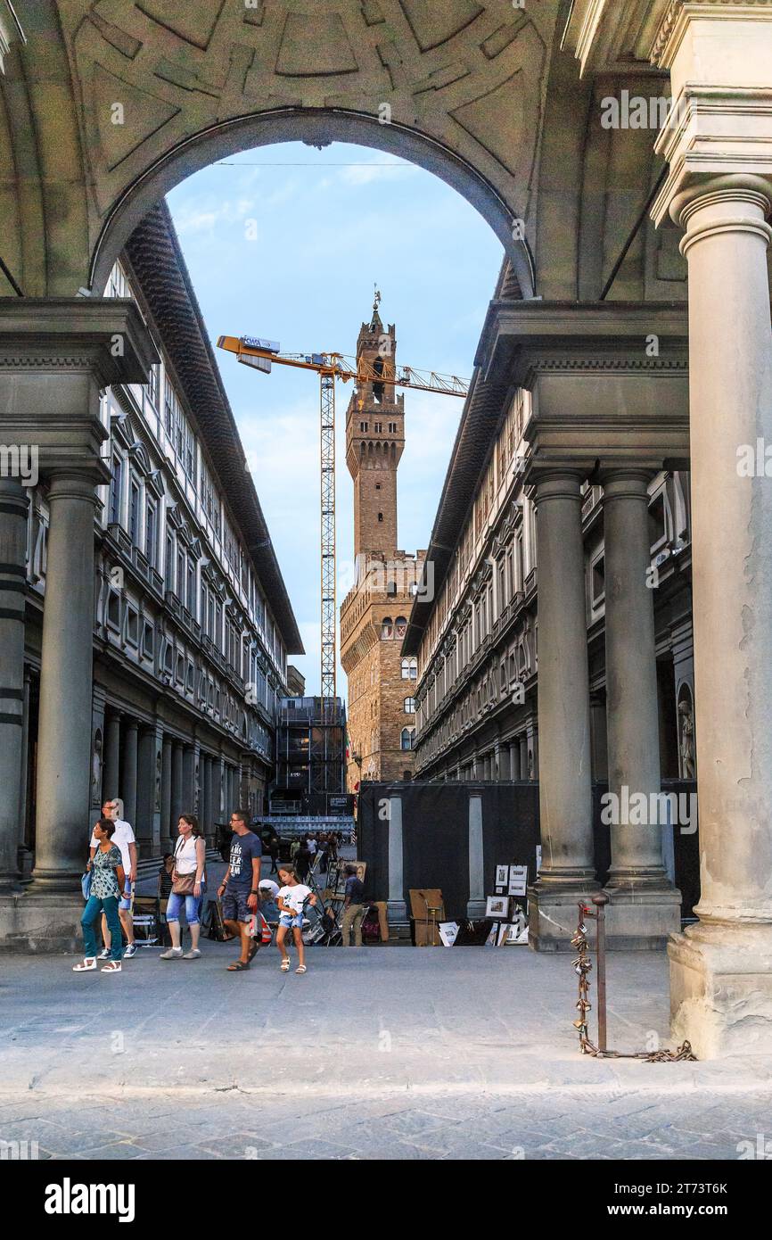 FLORENZ, ITALIEN - 12. SEPTEMBER 2018: Dies ist die gewölbte Passage der Uffizien mit Blick auf den Arnolfo-Turm des Vecchio-Palastes. Stockfoto