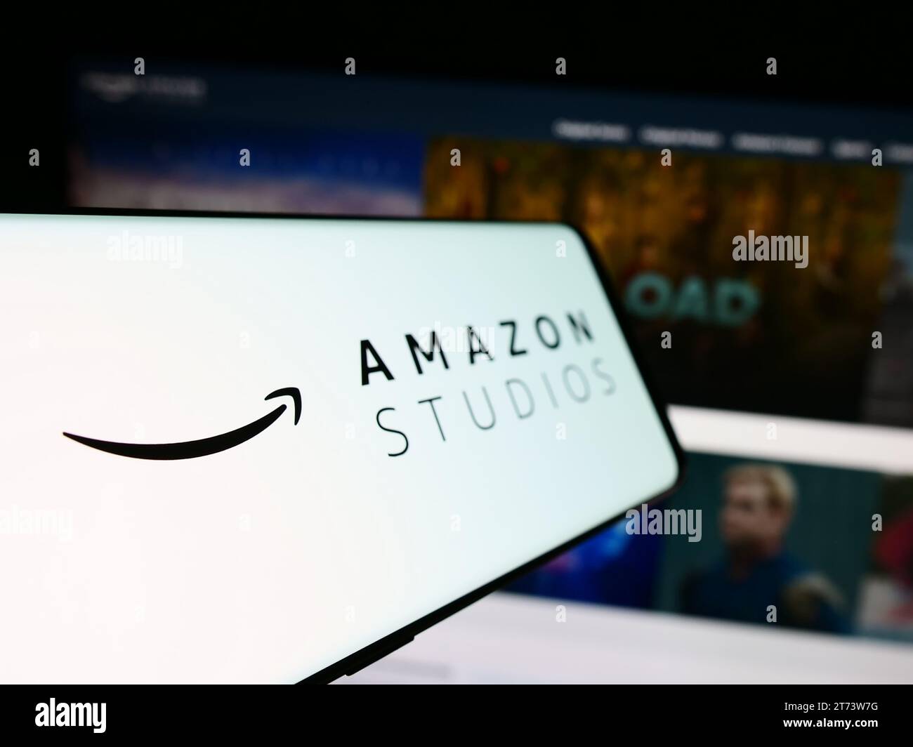 Handy mit Logo der amerikanischen Film- und Fernsehproduktionsfirma Amazon Studios vor der Website. Fokussieren Sie sich auf die linke Mitte des Telefondisplays. Stockfoto