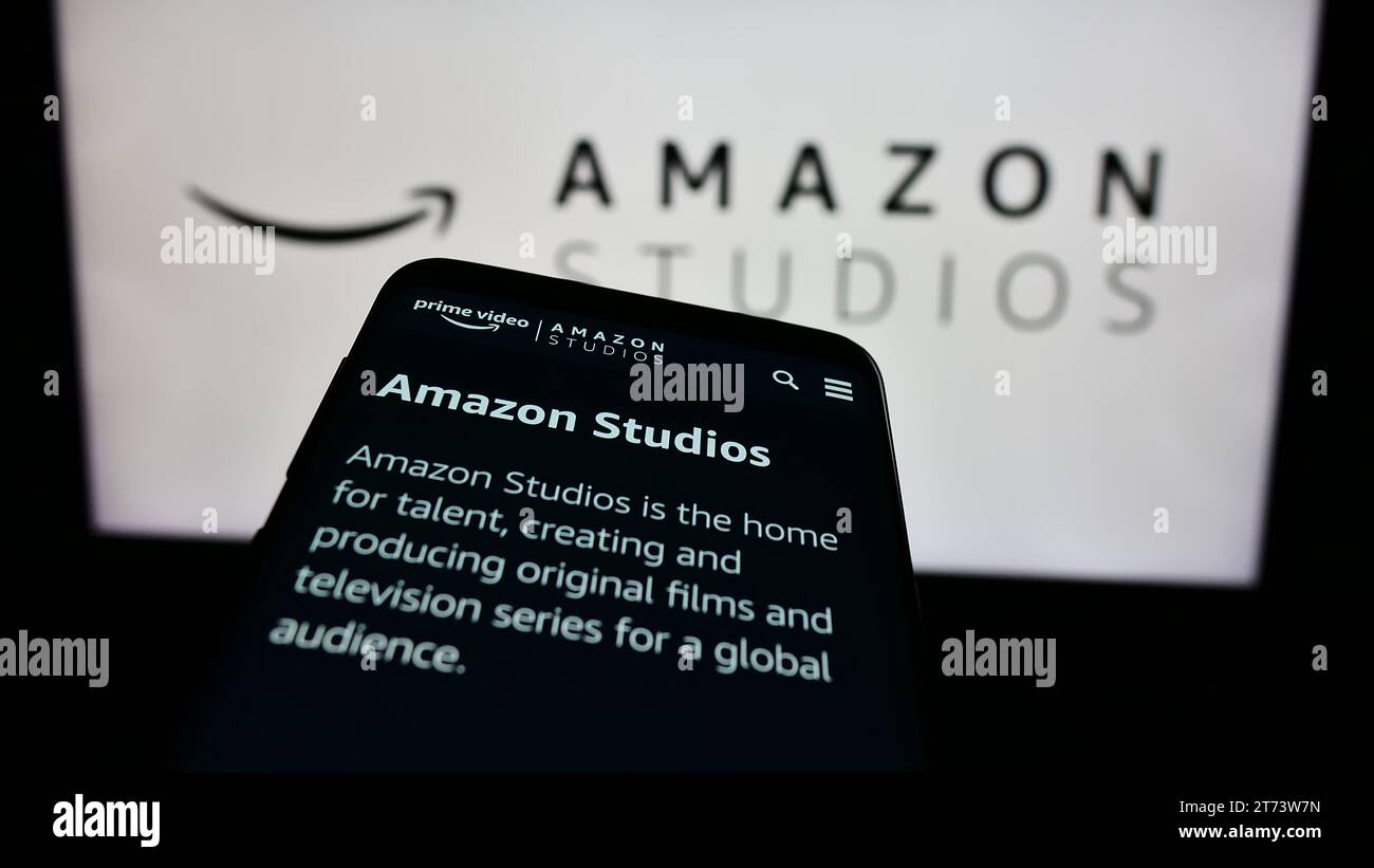 Mobiltelefon mit Website der US-amerikanischen Film- und Fernsehproduktionsfirma Amazon Studios vor dem Logo. Fokussieren Sie sich oben links auf der Telefonanzeige. Stockfoto