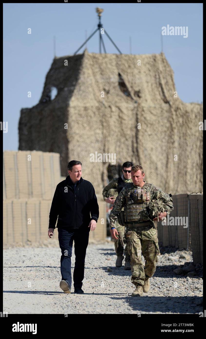 London, Großbritannien. Dezember 2013. Image © lizenziert für Parsons Media. 13/11/2023. London, Vereinigtes Königreich. David Cameron wurde zum Außenminister ernannt. Der Premierminister David Cameron On, besucht die britische Armee in Afghanistan und besucht die Forward Operating Base Sterga 2 in der Provinz Helmand. Montag, 16. Dezember 2013. Foto Foto von Credit: andrew parsons/Alamy Live News Stockfoto