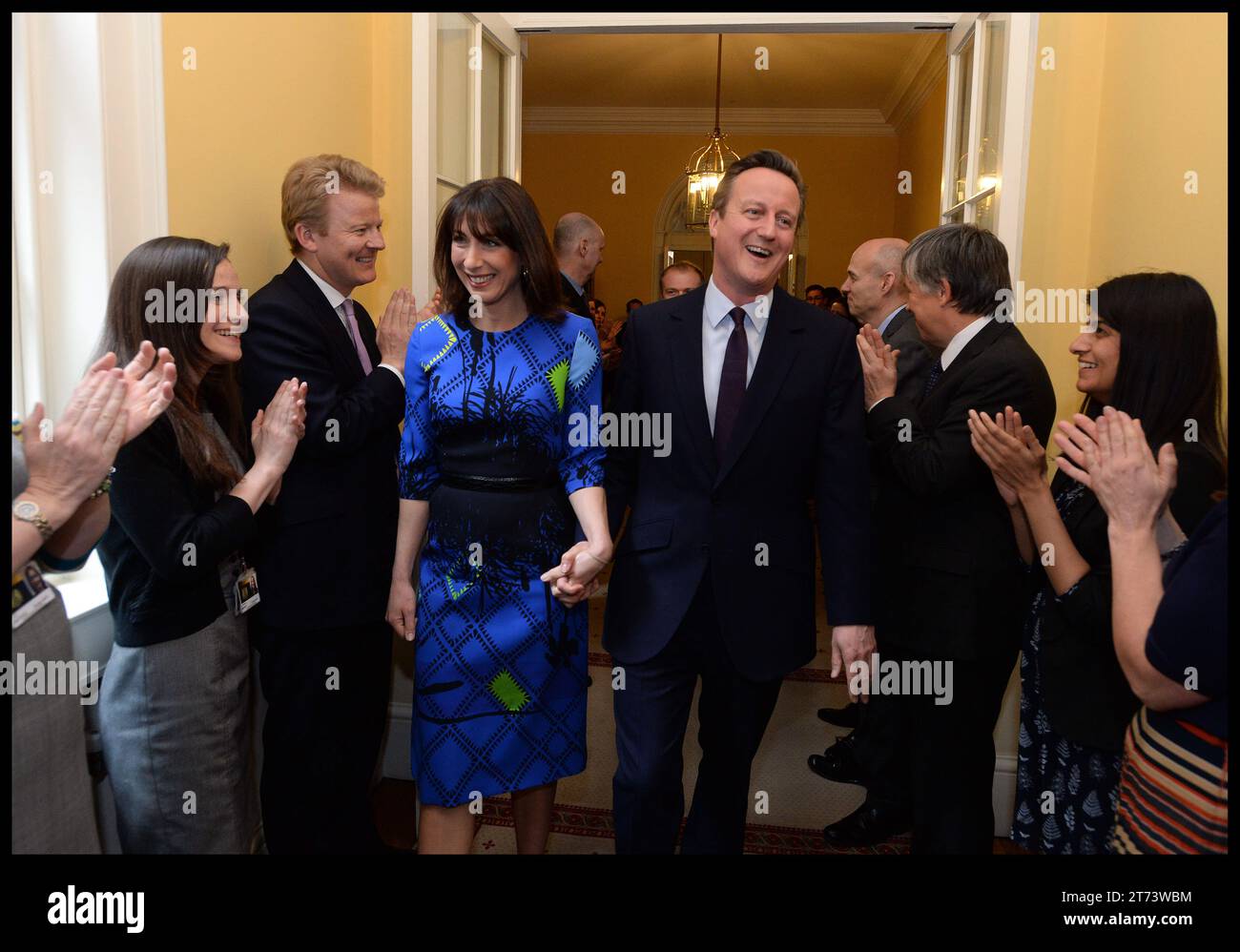 London, Großbritannien. Mai 2015. Image © lizenziert für Parsons Media. 13/11/2023. London, Vereinigtes Königreich. David Cameron wurde zum Außenminister ernannt. 08/05/2015. LONDON, Vereinigtes Königreich. Der Premierminister David Cameron trifft mit seiner Frau Samantha in der Downing Street 10 ein, nachdem er die Königin gesehen hatte, als er 2015 den General Election gewann. Foto von Credit: andrew parsons/Alamy Live News Stockfoto