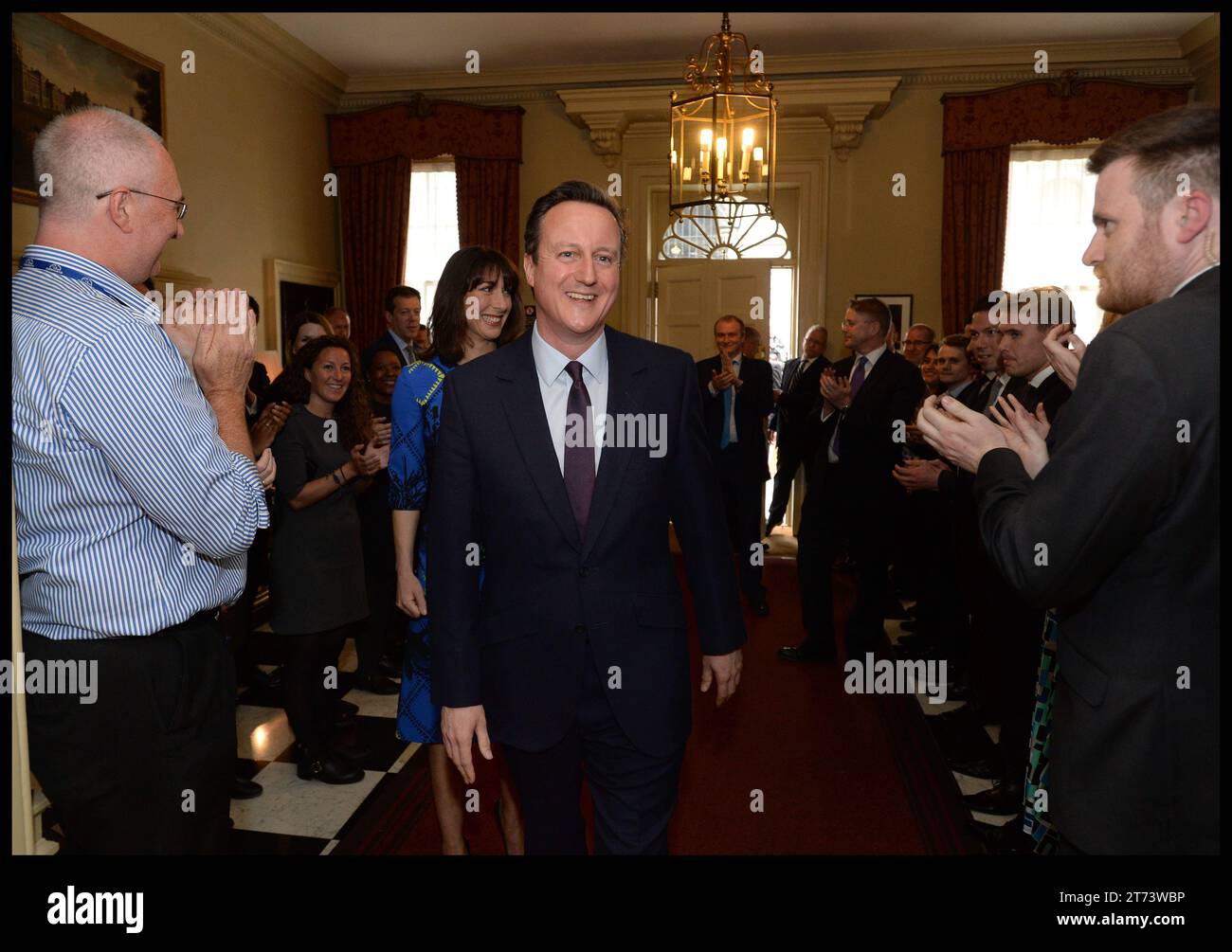 London, Großbritannien. Mai 2015. Image © lizenziert für Parsons Media. 13/11/2023. London, Vereinigtes Königreich. David Cameron wurde zum Außenminister ernannt. 08/05/2015. LONDON, Vereinigtes Königreich. Der Premierminister David Cameron trifft mit seiner Frau Samantha in der Downing Street 10 ein, nachdem er die Königin gesehen hatte, als er 2015 den General Election gewann. Foto von Credit: andrew parsons/Alamy Live News Stockfoto