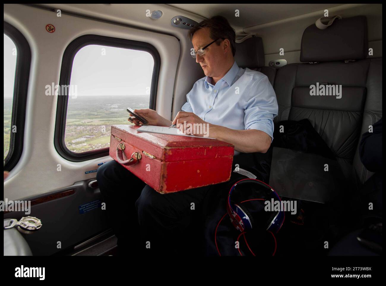 London, Großbritannien. Mai 2015. Image © lizenziert für Parsons Media. 13/11/2023. London, Vereinigtes Königreich. David Cameron wurde zum Außenminister ernannt. 04/05/2015., Vereinigtes Königreich. Der Premierminister David Cameron arbeitete an seiner Rede im Hubschrauber am 36. Tag seiner Wahlkampagne Foto Bild von Credit: andrew parsons/Alamy Live News Stockfoto