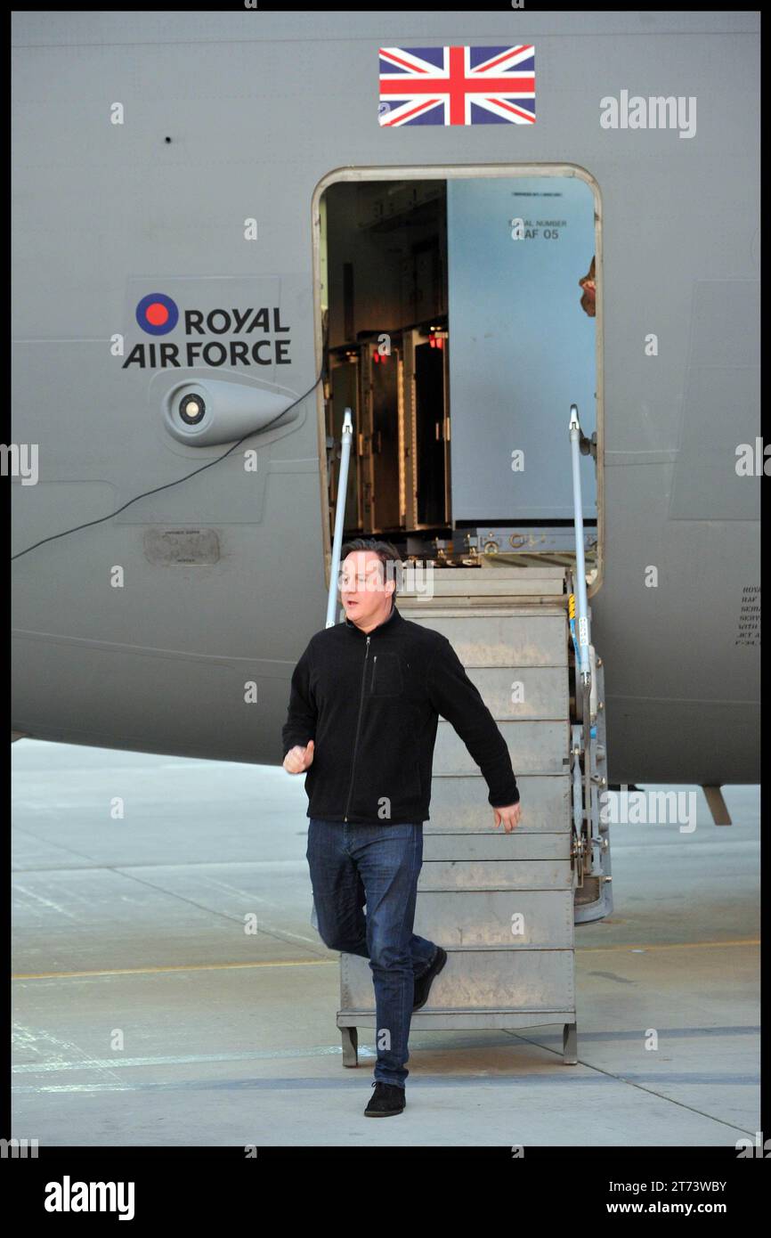 London, Großbritannien. Dezember 2013. Image © lizenziert für Parsons Media. 13/11/2023. London, Vereinigtes Königreich. David Cameron wurde zum Außenminister ernannt. Premierminister David Cameron kommt zu einem Besuch in Camp Bastion, um die Truppen in Afghanistan zu sehen. Montag, 16. Dezember 2013. Foto Foto von Credit: andrew parsons/Alamy Live News Stockfoto