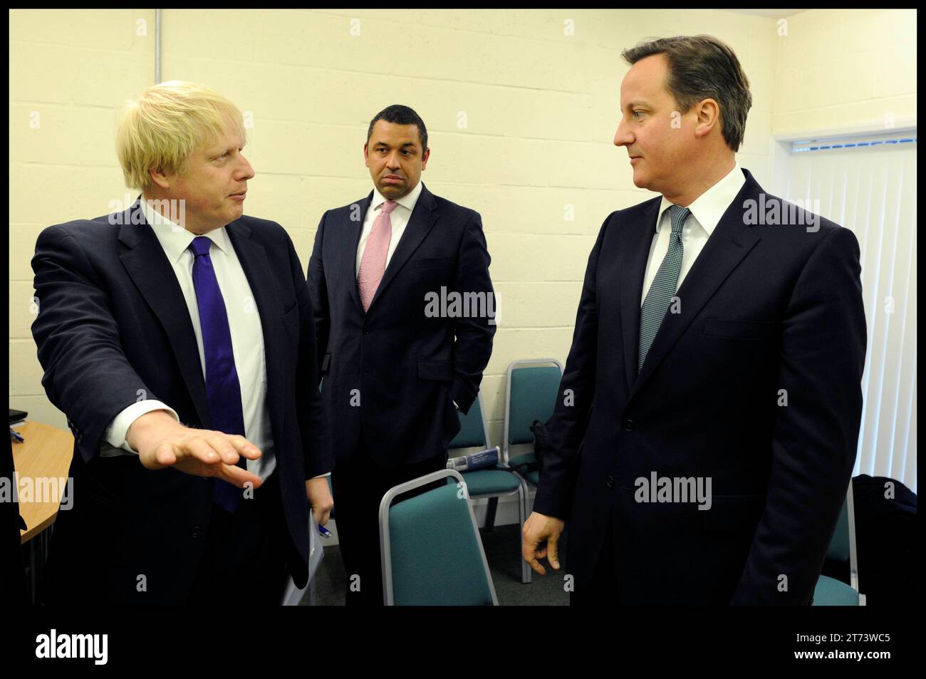London, Großbritannien. April 2012. Image © lizenziert für Parsons Media. 13/11/2023. London, Vereinigtes Königreich. David Cameron wurde zum Außenminister ernannt. Der Londoner Bürgermeister Boris Johnson und der Premierminister David Cameron und James clever während einer Kundgebung in Orpington, London, während der Bürgermeisterkampagne am Dienstag, den 17. April 2012 Foto von Credit: andrew parsons/Alamy Live News Stockfoto