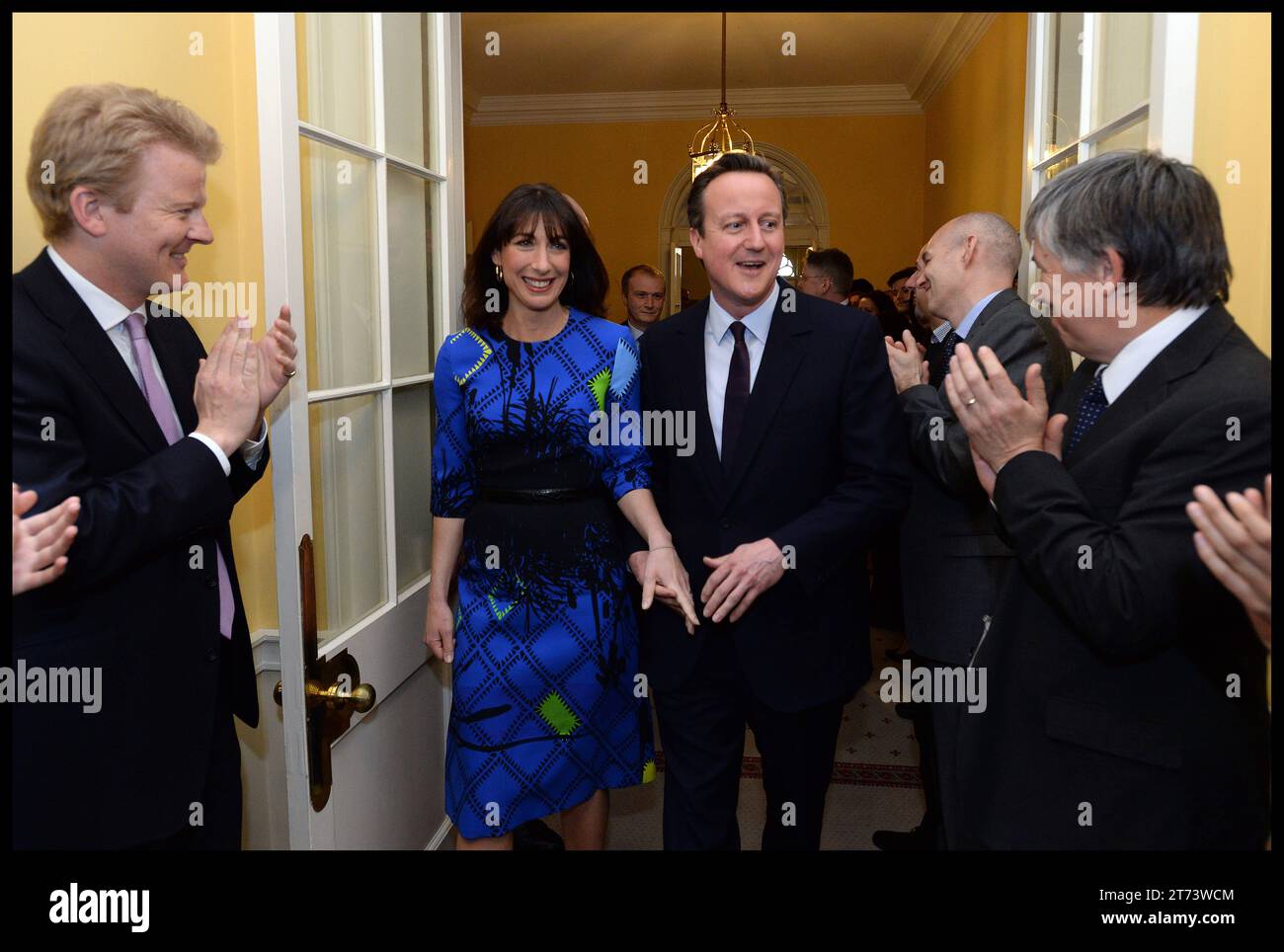 London, Großbritannien. Mai 2015. Image © lizenziert für Parsons Media. 13/11/2023. London, Vereinigtes Königreich. David Cameron wurde zum Außenminister ernannt. 08/05/2015. LONDON, Vereinigtes Königreich. Der Premierminister David Cameron trifft mit seiner Frau Samantha in der Downing Street 10 ein, nachdem er die Königin gesehen hatte, als er 2015 den General Election gewann. Foto von Credit: andrew parsons/Alamy Live News Stockfoto