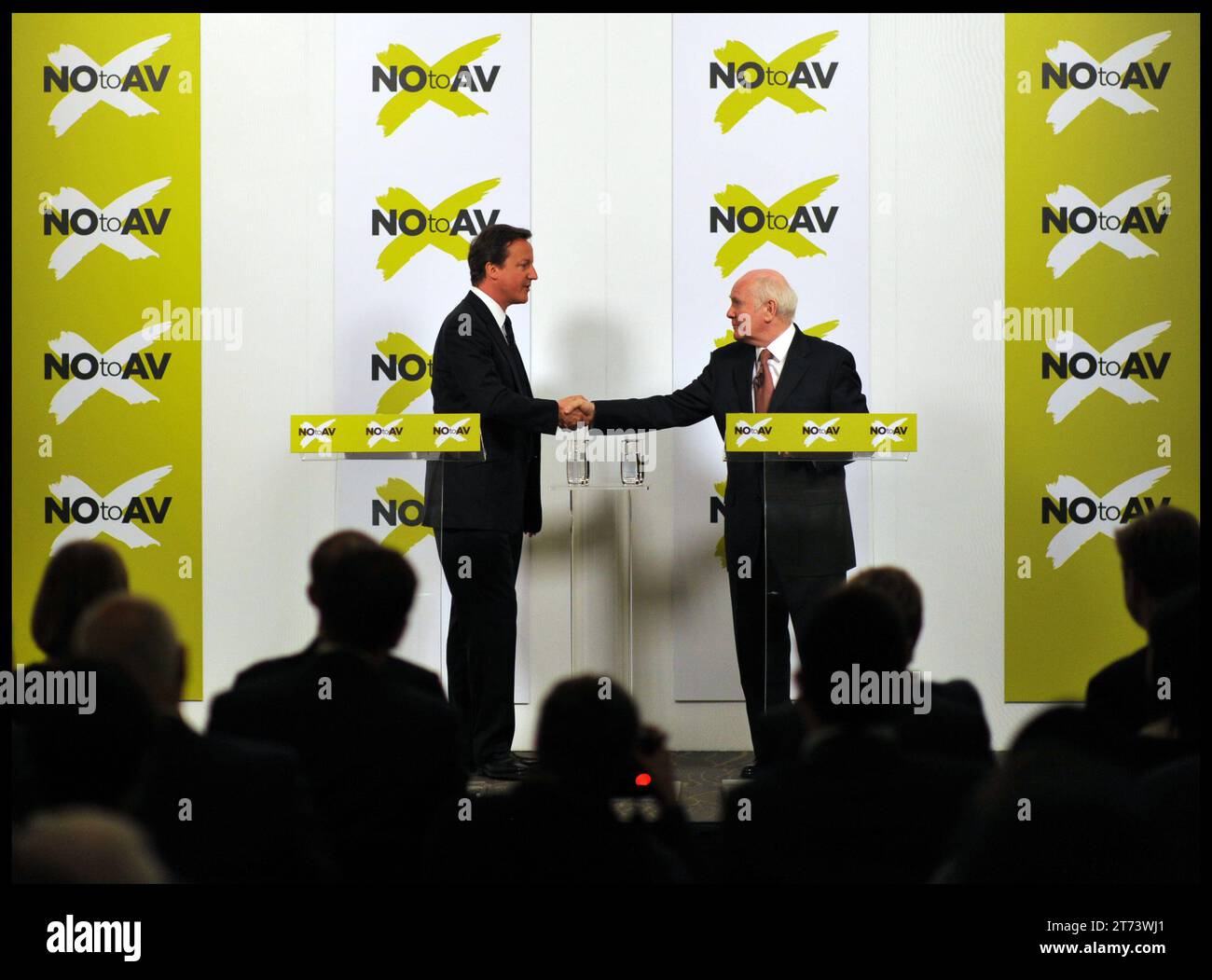 London, Großbritannien. April 2011. Image © lizenziert für Parsons Media. 13/11/2023. London, Vereinigtes Königreich. David Cameron wurde zum Außenminister ernannt. Der Premierminister David Cameron und der frühere Labour Minister Lord Reid hielten eine Rede über NO to AV in Central London, Montag, 18. April 2011 Foto Foto von Credit: andrew parsons/Alamy Live News Stockfoto