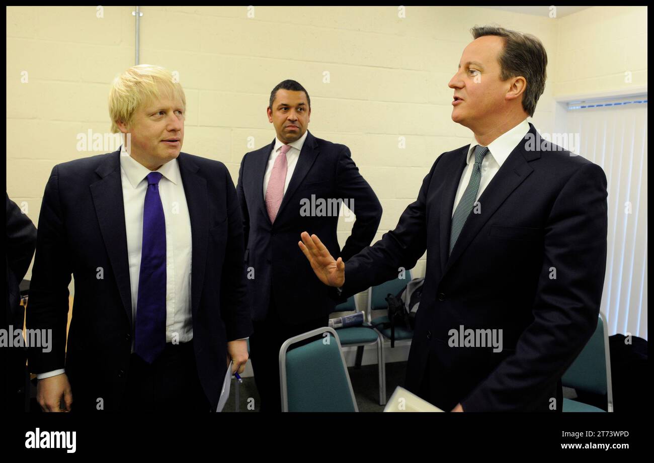 London, Großbritannien. April 2012. Image © lizenziert für Parsons Media. 13/11/2023. London, Vereinigtes Königreich. David Cameron wurde zum Außenminister ernannt. Der Londoner Bürgermeister Boris Johnson und der Premierminister David Cameron und James clever während einer Kundgebung in Orpington, London, während der Bürgermeisterkampagne am Dienstag, den 17. April 2012 Foto von Credit: andrew parsons/Alamy Live News Stockfoto