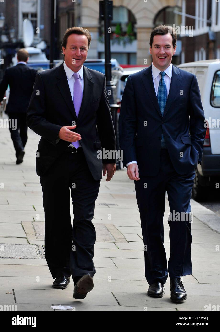 London, Großbritannien. September 2009. Image © lizenziert für Parsons Media. 13/11/2023. London, Vereinigtes Königreich. David Cameron wurde zum Außenminister ernannt. David Cameron, der Vorsitzende der Konservativen Partei, kommt mit George Osborne zu seiner monatlichen Pressekonferenz am Mittwoch, den 16. September 2009, im St Stephens Club an. Foto Foto von Credit: andrew parsons/Alamy Live News Stockfoto