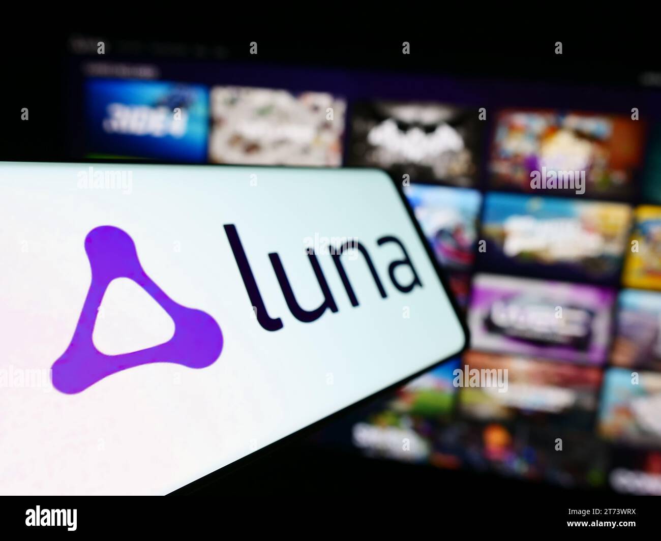 Mobiltelefon mit Logo der amerikanischen Cloud-Gaming-Plattform Amazon Luna vor der Website des Unternehmens. Fokus auf der linken Seite des Telefondisplays. Stockfoto