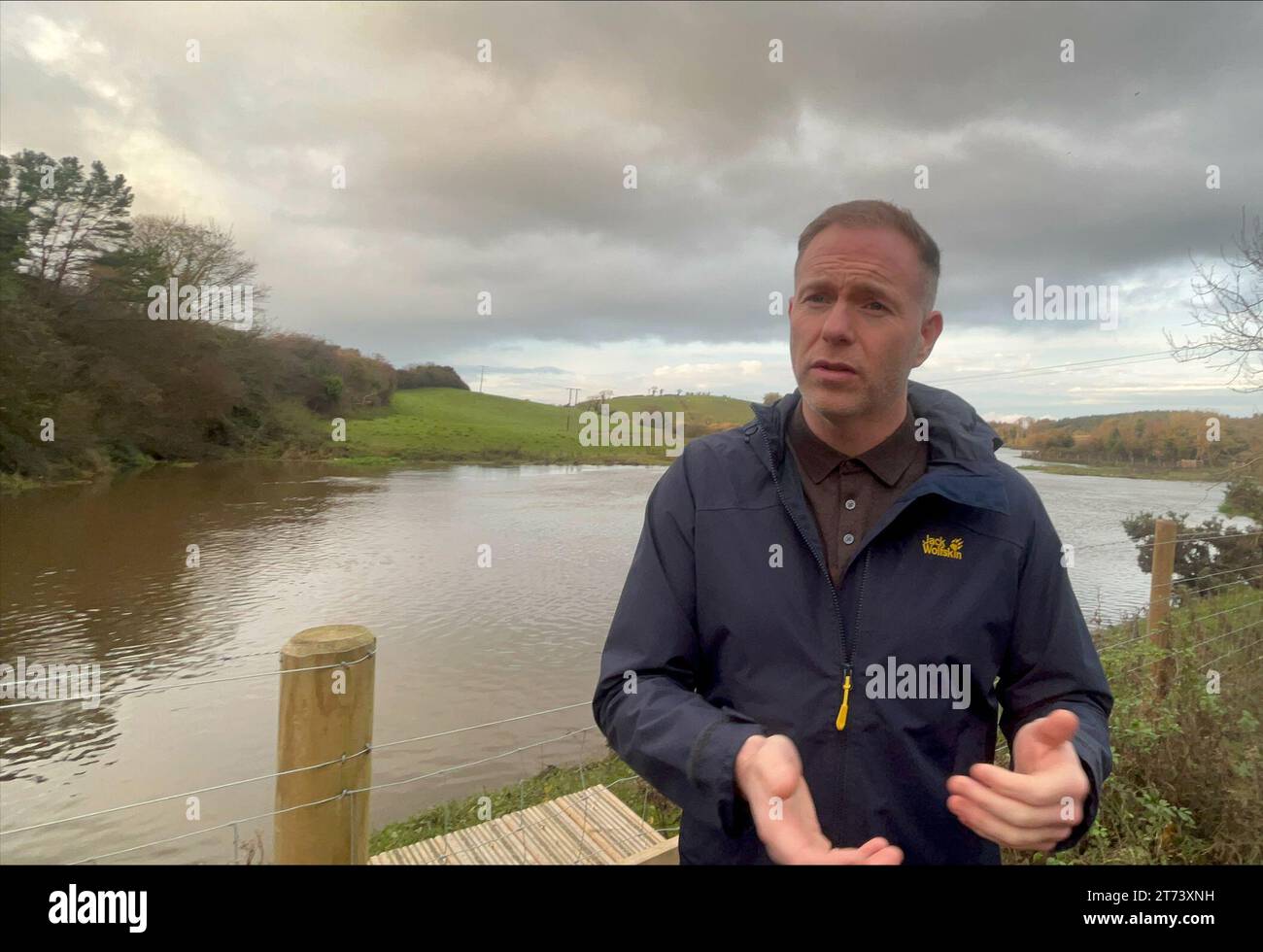 Sinn Fein Abgeordneter Chris Hazzard in Downpatrick, nachdem Schäden an der Quoile Bridge entdeckt wurden, die den Fluss Quoile überquert. Bilddatum: Montag, 13. November 2023. Stockfoto