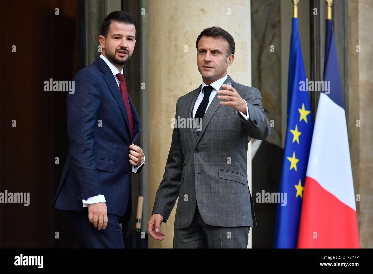 Julien Mattia / Le Pictorium - Internationale humanitäre Konferenz für Zivilisten im Gazastreifen - 27/01/2016 - Frankreich / Ile-de-France (Region) / Paris - der französische Präsident Emmanuel Macron (rechts) begrüßt den montenegrinischen Präsidenten Jakov Milatovic vor seinem Treffen im Präsidentenpalast Elysee, Paris, 9. November 2023. Stockfoto