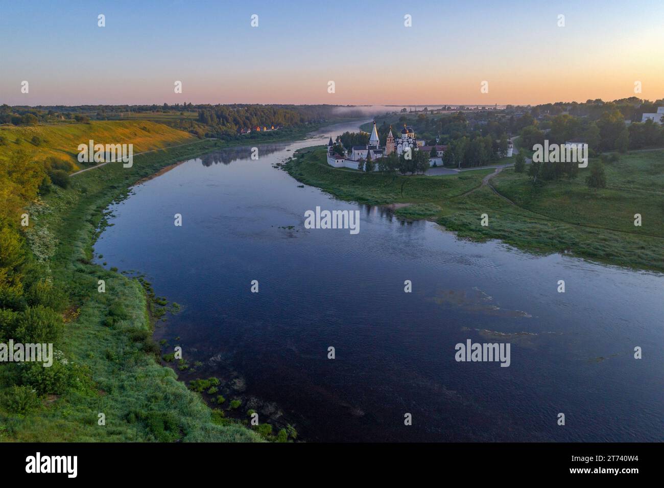 Sonnenaufgang über dem Kloster der Heiligen Dormition. Staritsa, Russland (Luftfotografie) Stockfoto