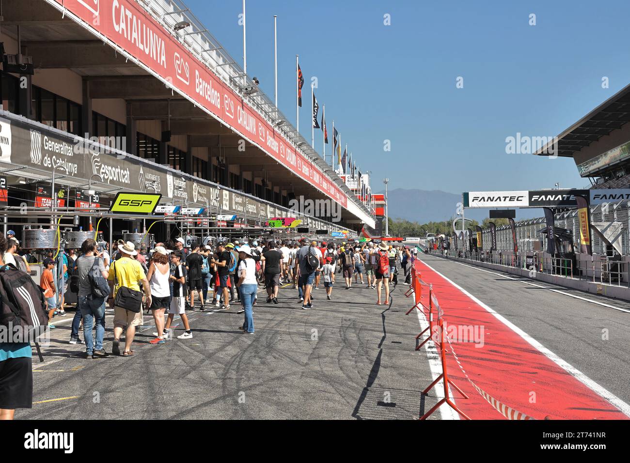 Öffentlicher Rundgang in der Boxengasse beim Festival of Speed (Festival de Velocidad) Motorrennen auf dem Circuit of Catalonia, Barcelona, Spanien am 30. September 2023 Stockfoto