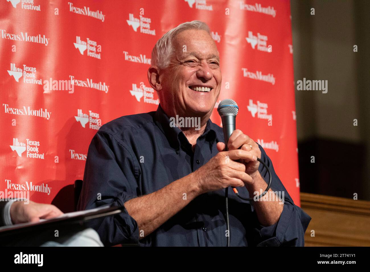 Austin Texas USA, 11. November 2023: Der Journalist WALTER ISAACSON spricht während eines Interviews beim Texas Book Festival über sein jüngstes Buch über den Unternehmer Elon Musk (nicht gezeigt). Isaacson, ein amerikanischer Autor, Journalist und Professor, war Präsident und CEO des Aspen Institute, Vorsitzender und CEO von CNN und Herausgeber des Time Magazine. Stockfoto