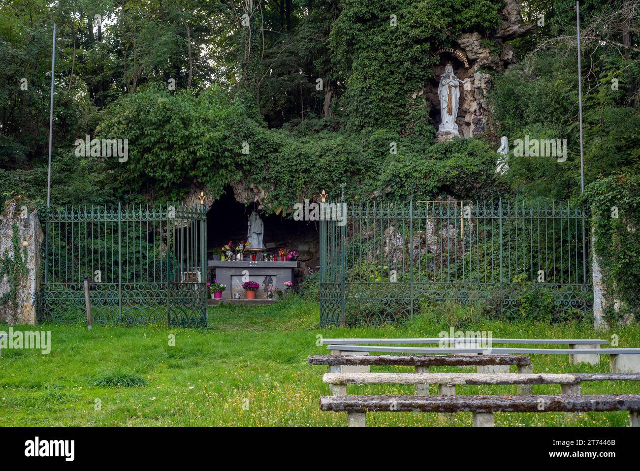 Grotte Notre Dame de Lourdes, Grotte und Wallfahrtsort im Dorf Roly bei Philippeville, Provinz Namur, Ardennen, Wallonien, Belgien Stockfoto