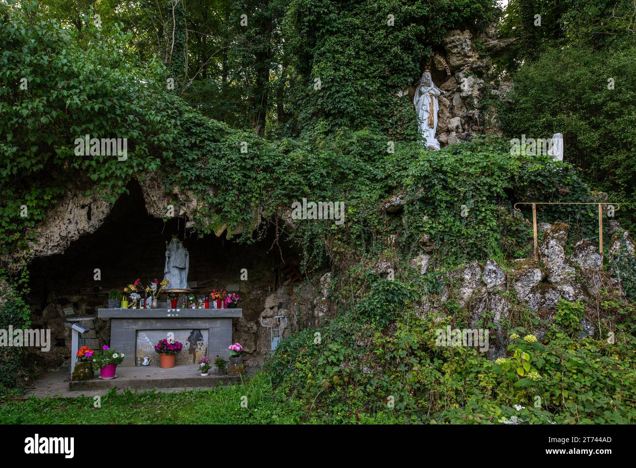 Grotte Notre Dame de Lourdes, Grotte und Wallfahrtsort im Dorf Roly bei Philippeville, Provinz Namur, Ardennen, Wallonien, Belgien Stockfoto