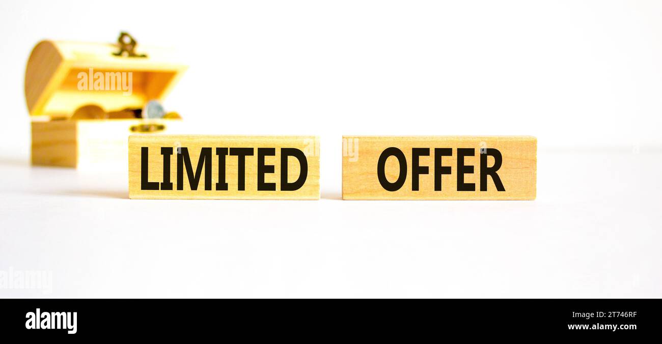 Symbol für begrenztes Angebot. Concept Words begrenztes Angebot für schönen Holzblock. Schöner weißer Tischhintergrund. Hölzerne Kastenmünzen. Unternehmensmarketing, Stockfoto