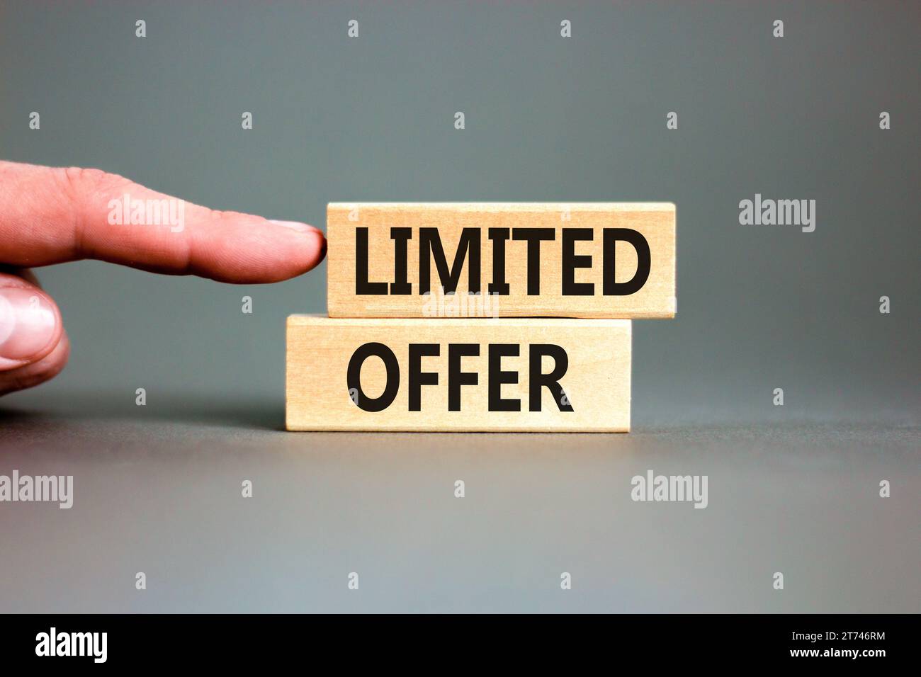 Symbol für begrenztes Angebot. Concept Words begrenztes Angebot für schönen Holzblock. Schöner grauer Tischhintergrund. Geschäftsmann Hand. Business Marketing, Mo Stockfoto