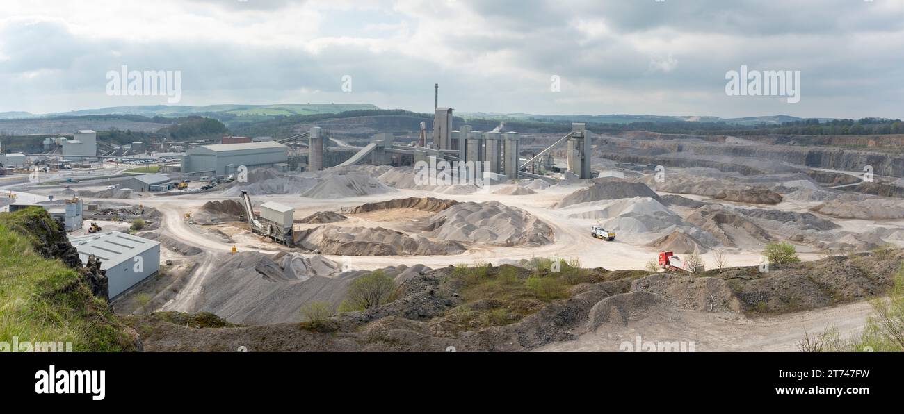 Tunstead Quarry bei Buxton, Derbyshire, England. Kalk und Zement arbeiten in großem Maßstab. Stockfoto