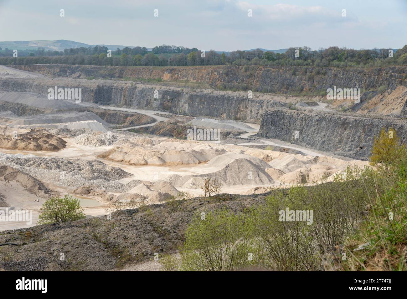 Tunstead Quarry bei Buxton, Derbyshire, England. Kalk und Zement arbeiten in großem Maßstab. Stockfoto