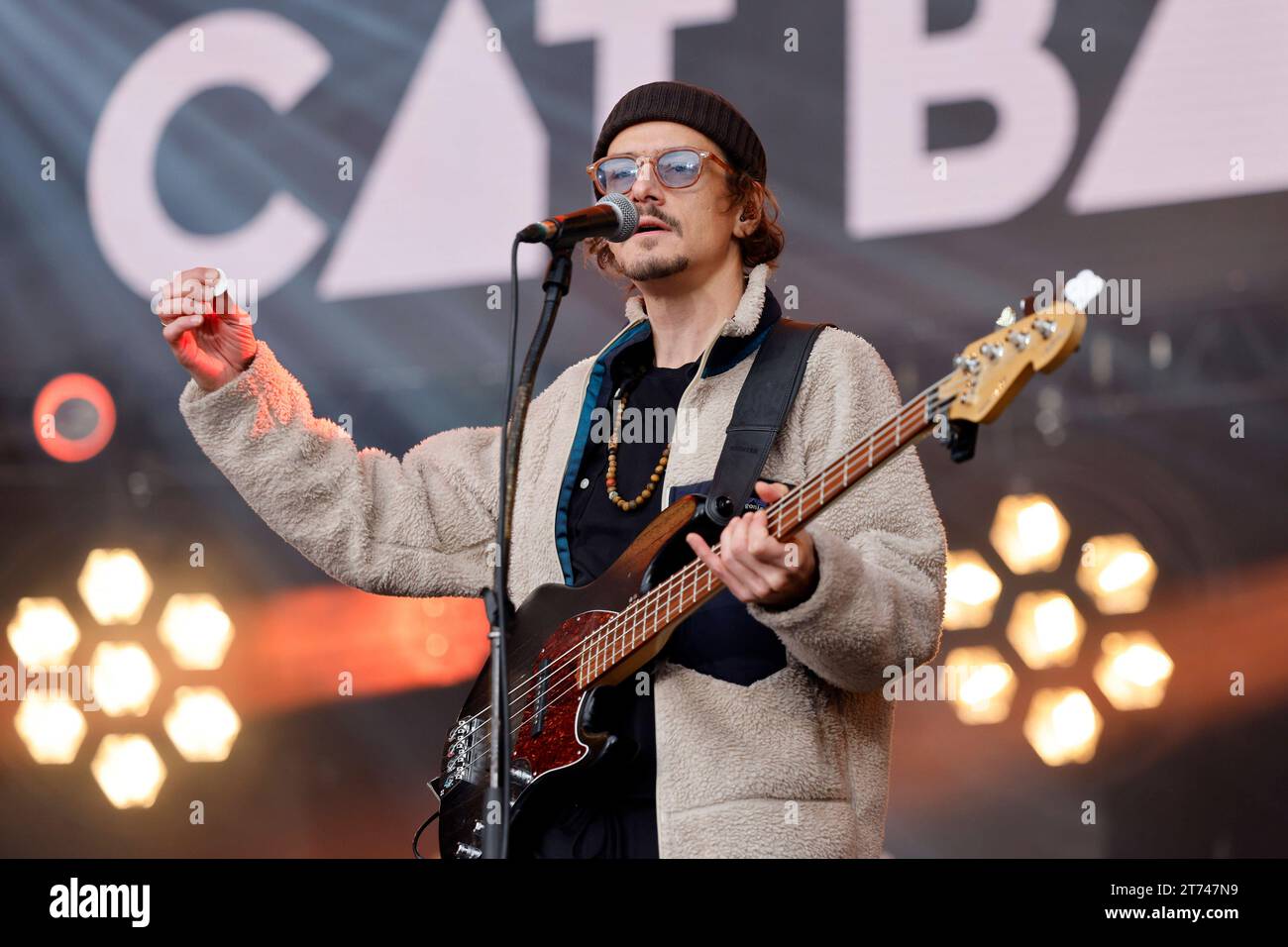Bassist Kevin Wittwer von der Band Cat Ballout auf der Bühne am Heumarkt. Karnevalsauftakt in Köln: Bei der Sessionseröffnung auf dem Heumarkt feiert verkleidete Jecken und Karnevalisten in Kostümen den Beginn der heißen Phase des Kölner Karneval mit dem Elften Elften und dem Startschuss um Elf Uhr Elf. Köln, 11.11.2023 NRW Deutschland *** Bassist Kevin Wittwer von der Band Cat Ballout auf der Bühne beim Heumarkt Karneval Kick-off in Köln bei der Session Opening am Heumarkt feiern verkleidete Feiernde und Karnevalisten im Kostüm den Beginn der heißen Phase des Kölner Karnevals mit der Eleve Stockfoto