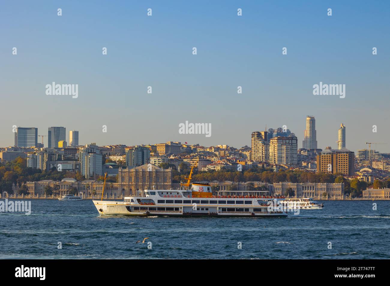 Blick auf Istanbul und berühmte Fähre. Besuchen Sie Istanbul Hintergrundfoto. Istanbul Turkiye - 10.20.2023 Stockfoto