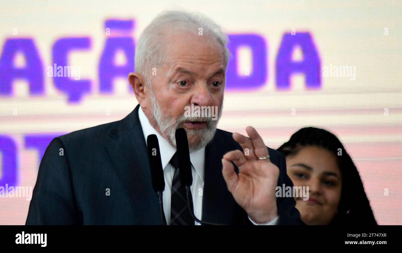 Brasilia DF, 13/11/2023 Lula/Project/that/Updates/the/Law/of/Quoten/Policy Brasilia DF, 13/11/2023 - Lula/Projeto/que/Atualiza/Lei/de/Quoten - Präsident Lula hat am Montag den 13. Gesetzentwurf Nr. 5384/2020, der das Quotengesetz aktualisiert, im Palacio do Planalto sanktioniert. Foto: Andre Violatti/ATO Press Brasilia DF, 13/11/2023 Lula/Project/that/updates/the/Law/of/Quota/Policy Brasilia Brasilien Copyright: XAndrexVIOLATTI/AtoxPressx Credit: Imago/Alamy Live News Stockfoto