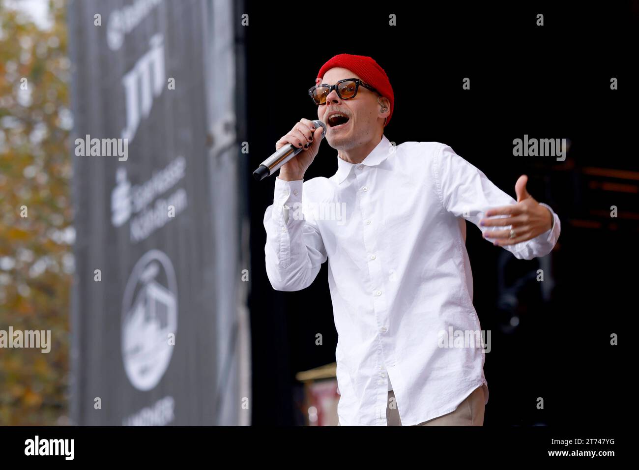 Sänger Oliver Niesen von der Band Cat Ballout auf der Bühne am Heumarkt. Karnevalsauftakt in Köln: Bei der Sessionseröffnung auf dem Heumarkt feiert verkleidete Jecken und Karnevalisten in Kostümen den Beginn der heißen Phase des Kölner Karneval mit dem Elften Elften und dem Startschuss um Elf Uhr Elf. Köln, 11.11.2023 NRW Deutschland *** Sänger Oliver Niesen von der Band Cat Ballout auf der Bühne beim Heumarkt Karneval Kick-off in Köln bei der Session Opening am Heumarkt feiern verkleidete Feiernde und Karnevalskostüme mit dem Elevent den Start in die heiße Phase des Kölner Karnevals Stockfoto